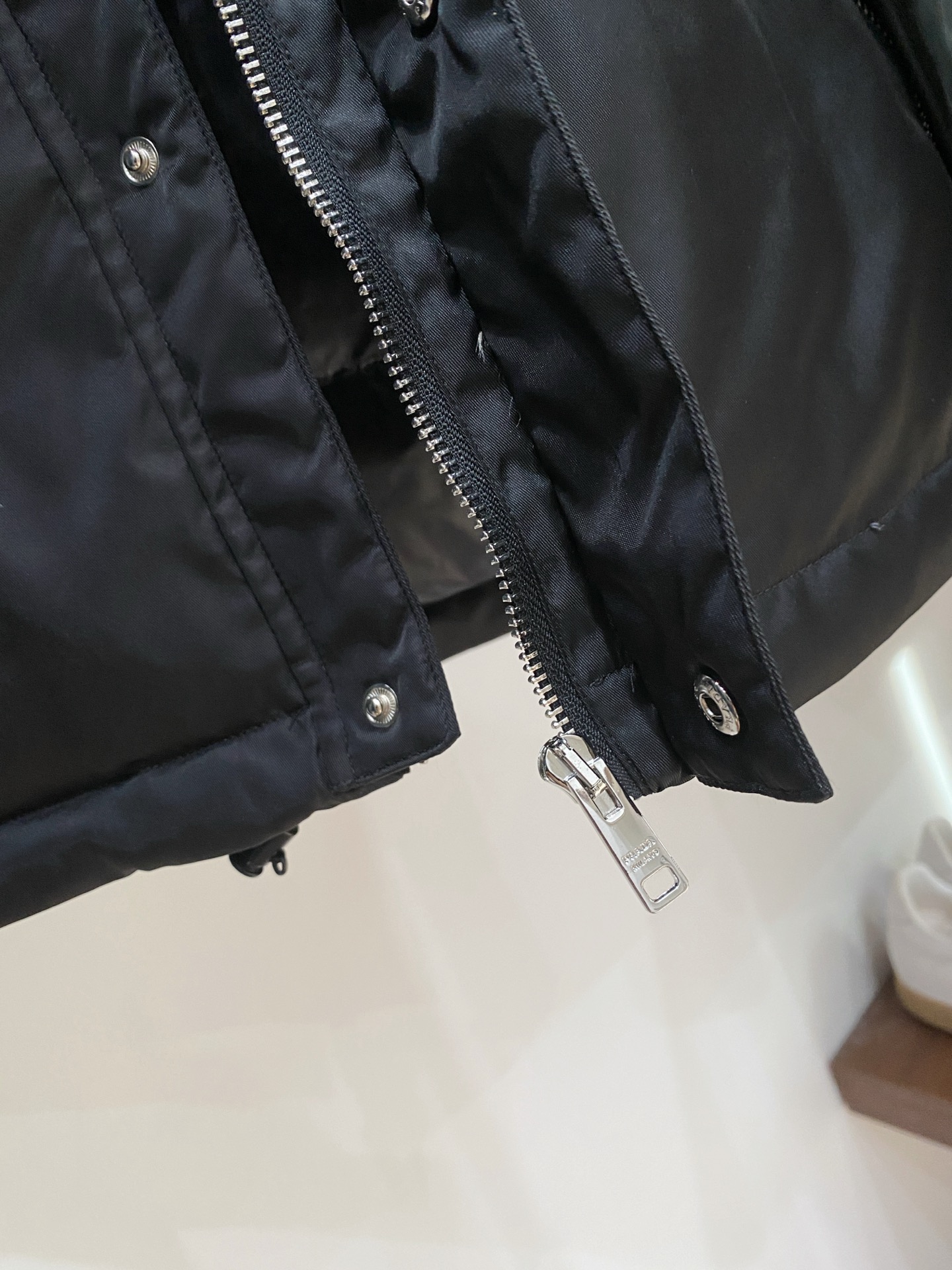 普拉达、2025最新款男士轻薄羽绒服、面料柔软舒适 ．上身版型超赞 ．拉链．辅料都是客供 、进口面料，轻