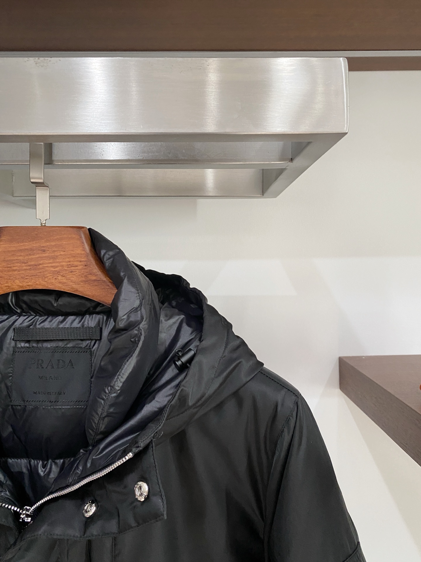 普拉达、2025最新款男士轻薄羽绒服、面料柔软舒适 ．上身版型超赞 ．拉链．辅料都是客供 、进口面料，轻