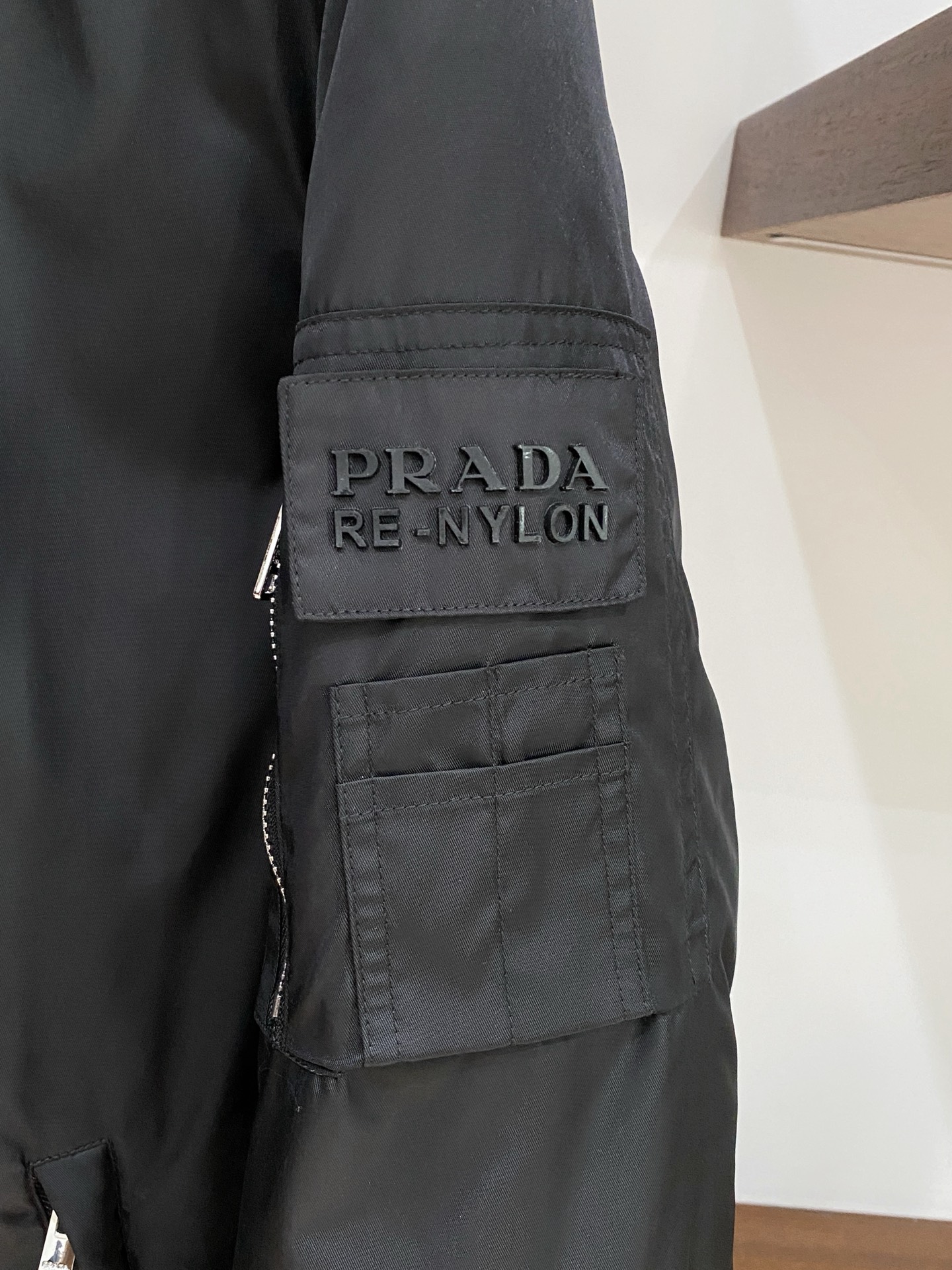 普拉达、2025最新款男士轻薄羽绒服、面料柔软舒适 ．上身版型超赞 ．拉链．辅料都是客供 、进口面料，轻