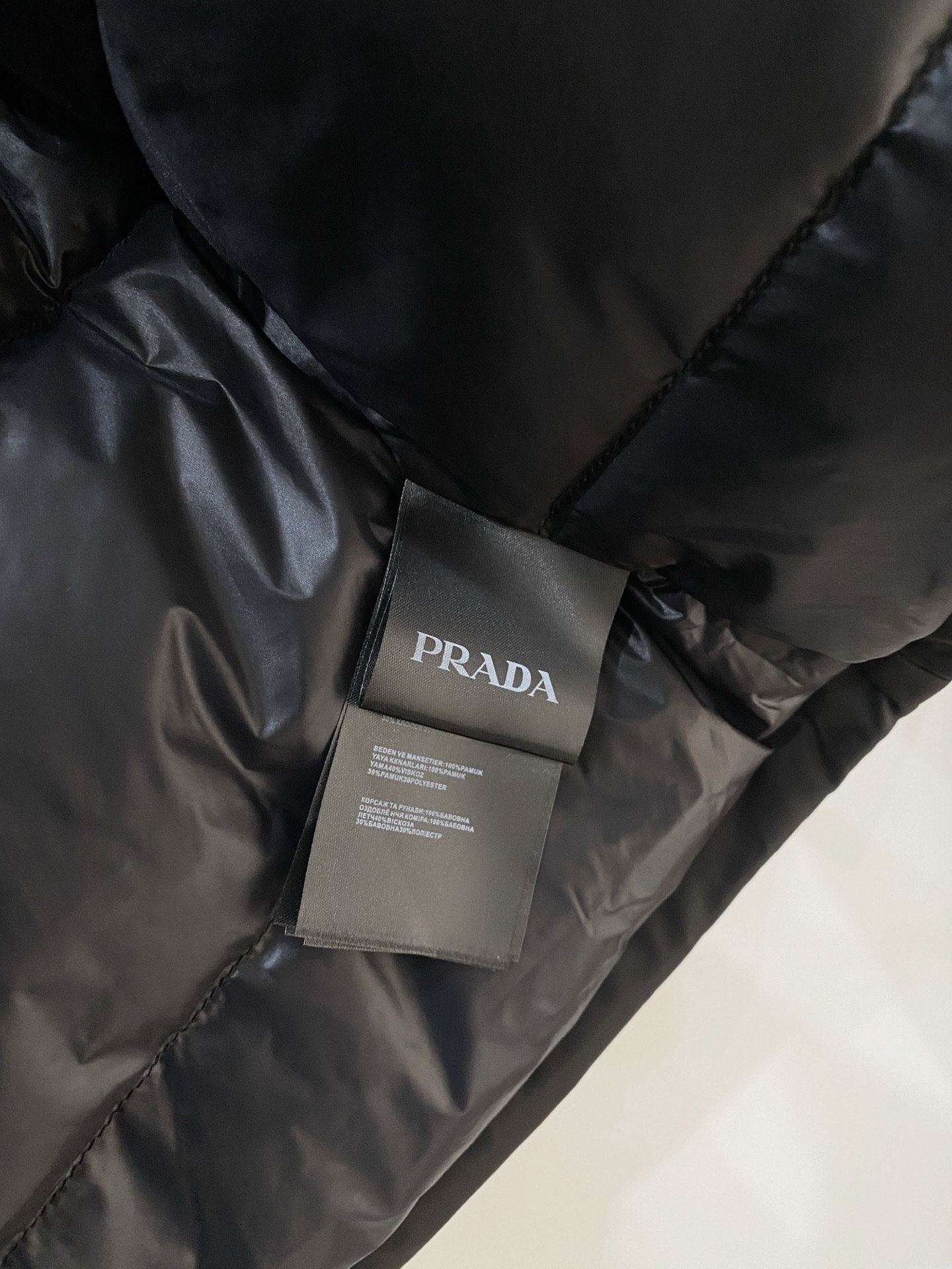 普拉达、2025最新款男士轻薄羽绒服、面料柔软舒适 ．上身版型超赞 ．拉链．辅料都是客供 、进口面料，轻