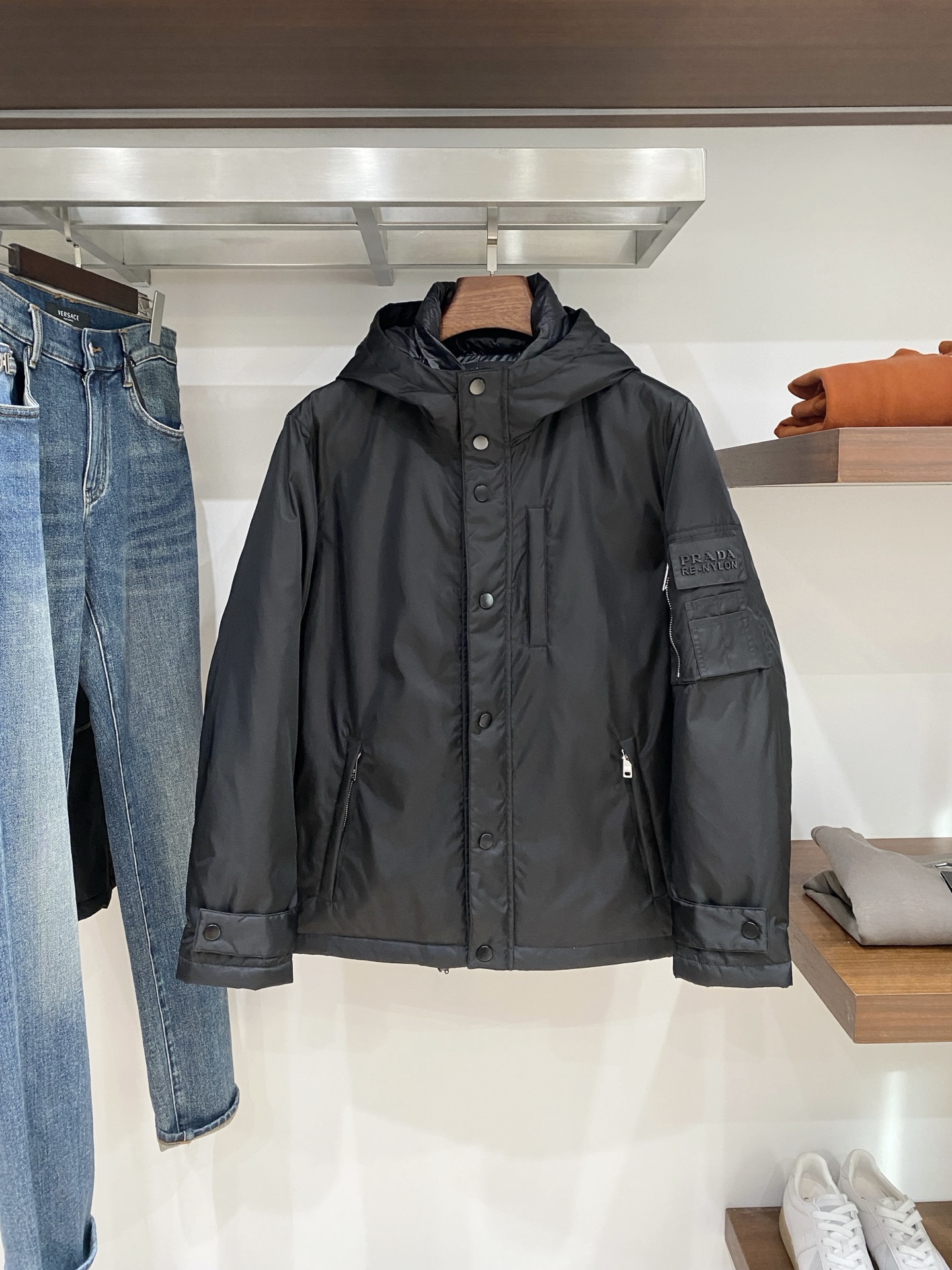 普拉达、2025最新款男士轻薄羽绒服、面料柔软舒适 ．上身版型超赞 ．拉链．辅料都是客供 、进口面料，轻