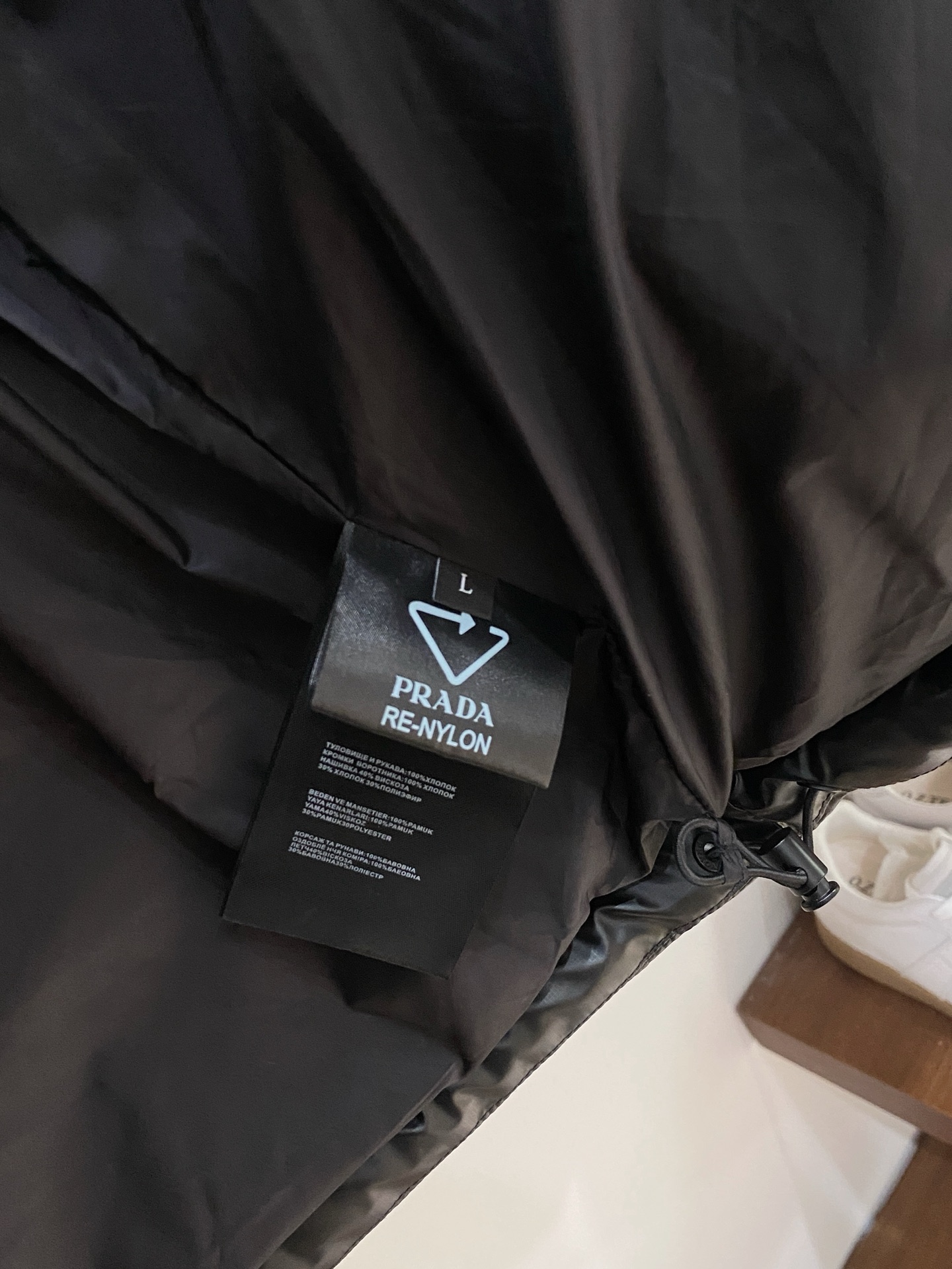 普拉达、2025最新款男士轻薄羽绒服、面料柔软舒适 ．上身版型超赞 ．拉链．辅料都是客供 、进口面料，轻