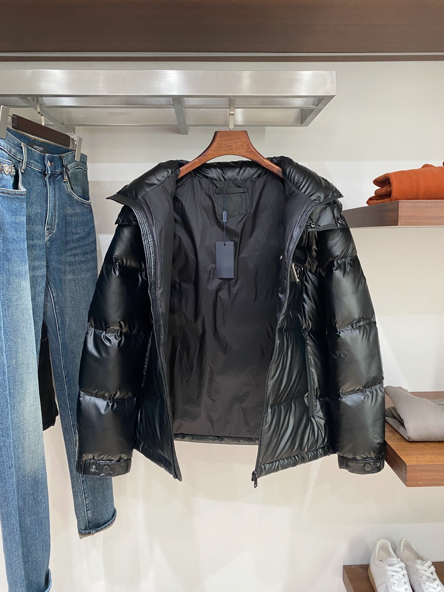 普拉达、2025最新款男士轻薄羽绒服、面料柔软舒适 ．上身版型超赞 ．拉链．辅料都是客供 、进口面料，轻