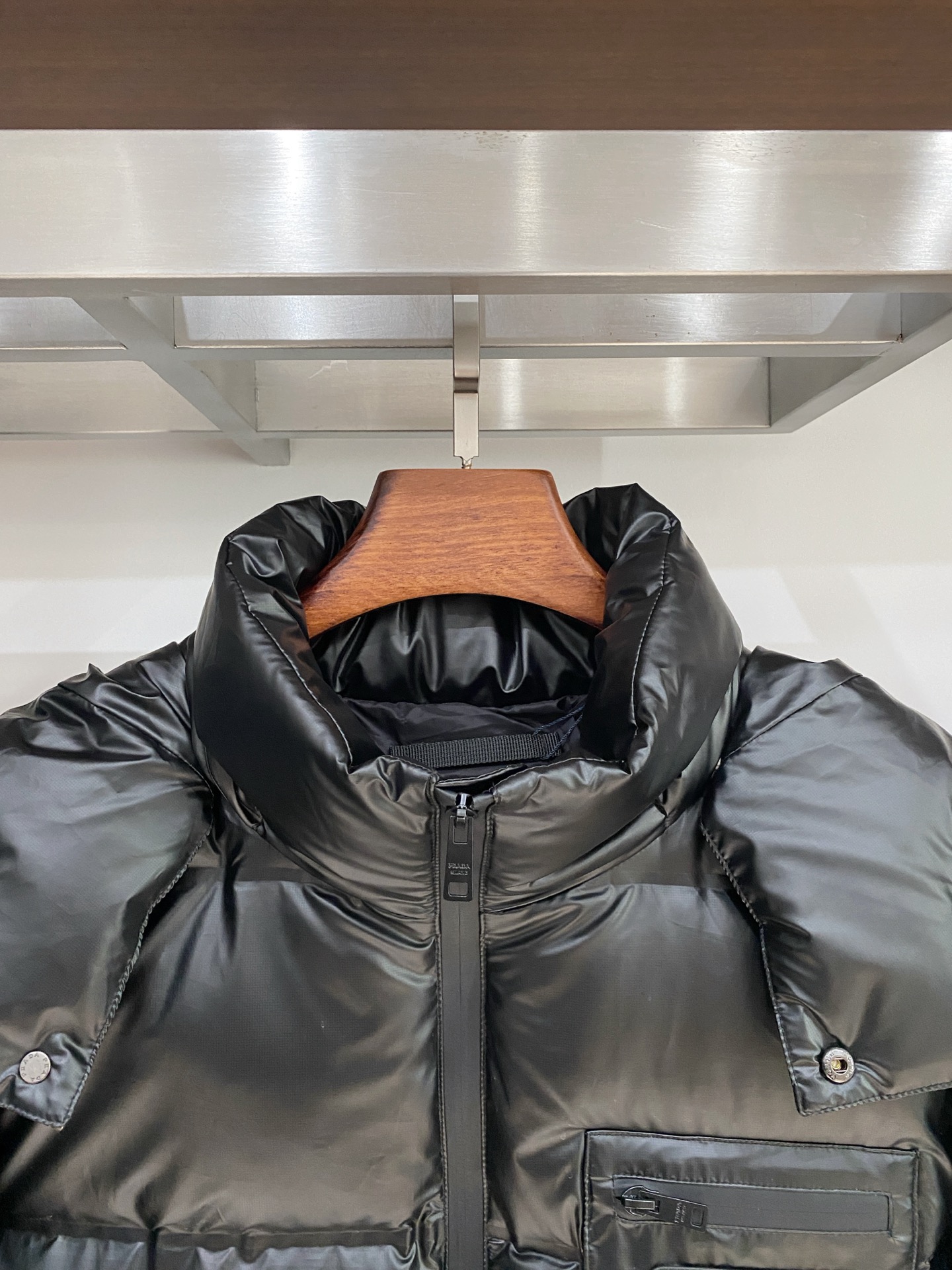 普拉达、2025最新款男士轻薄羽绒服、面料柔软舒适 ．上身版型超赞 ．拉链．辅料都是客供 、进口面料，轻