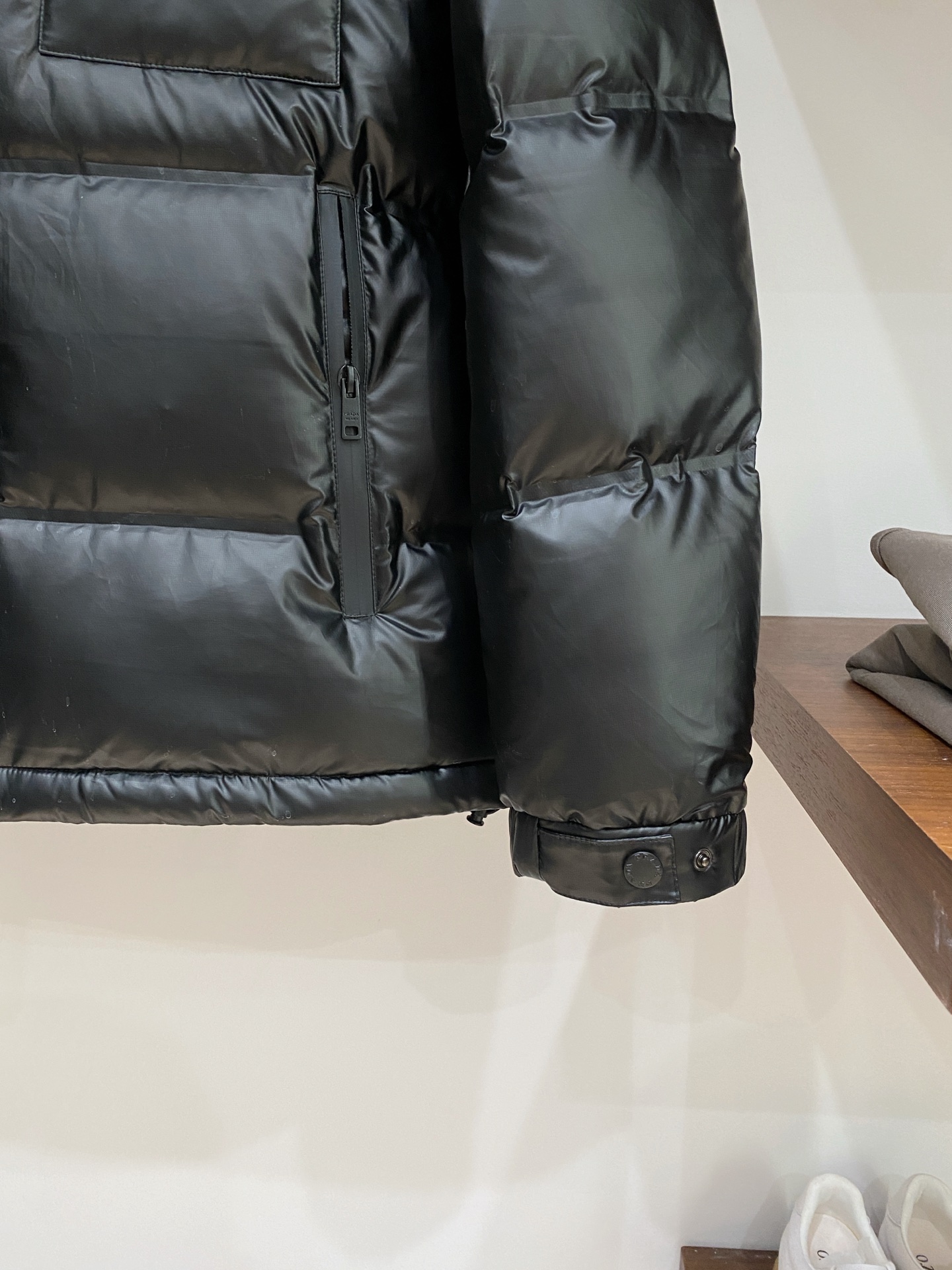 普拉达、2025最新款男士轻薄羽绒服、面料柔软舒适 ．上身版型超赞 ．拉链．辅料都是客供 、进口面料，轻