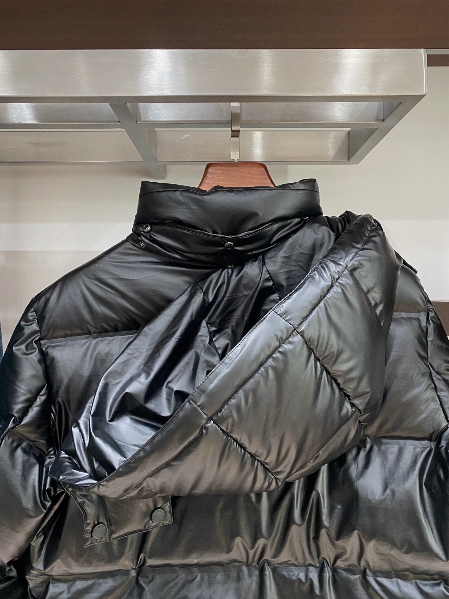 普拉达、2025最新款男士轻薄羽绒服、面料柔软舒适 ．上身版型超赞 ．拉链．辅料都是客供 、进口面料，轻