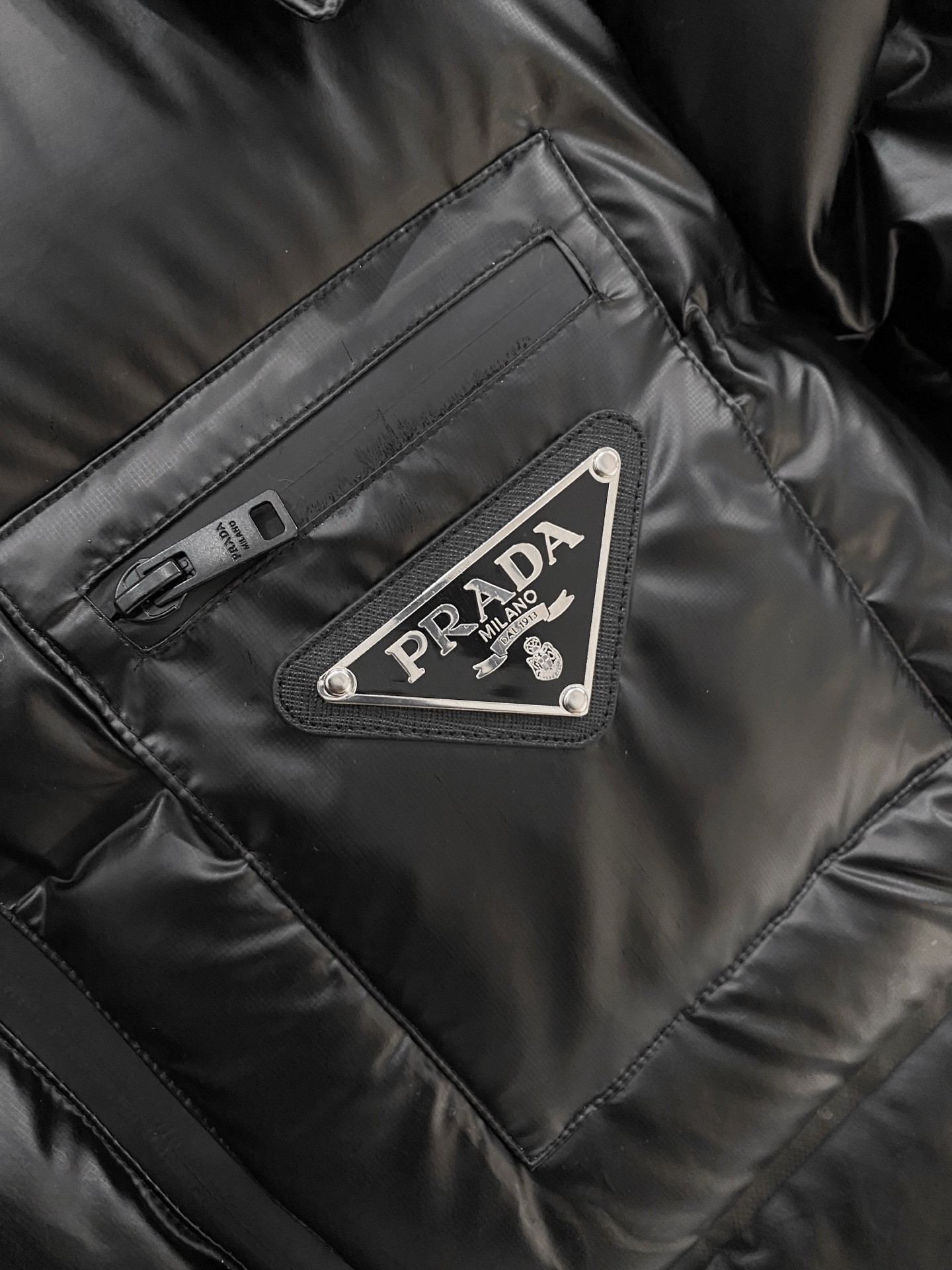 普拉达、2025最新款男士轻薄羽绒服、面料柔软舒适 ．上身版型超赞 ．拉链．辅料都是客供 、进口面料，轻