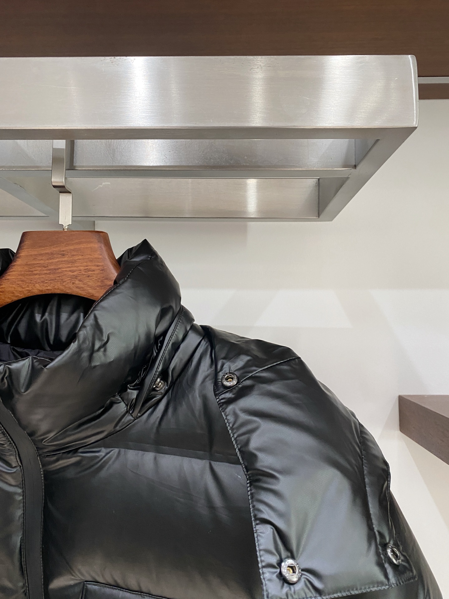 普拉达、2025最新款男士轻薄羽绒服、面料柔软舒适 ．上身版型超赞 ．拉链．辅料都是客供 、进口面料，轻