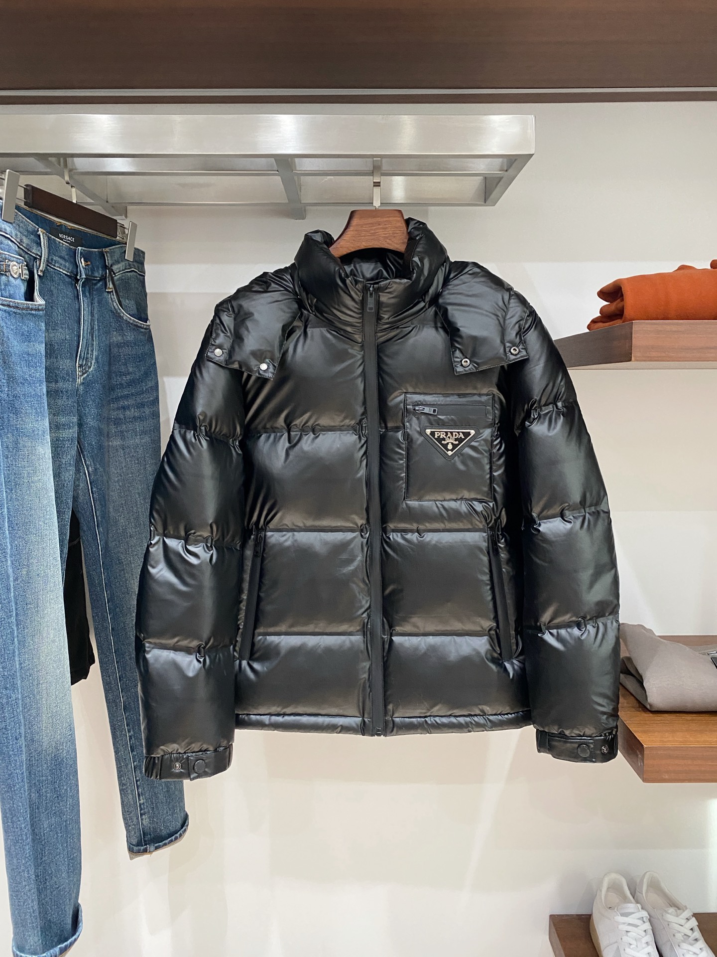 普拉达、2025最新款男士轻薄羽绒服、面料柔软舒适 ．上身版型超赞 ．拉链．辅料都是客供 、进口面料，轻