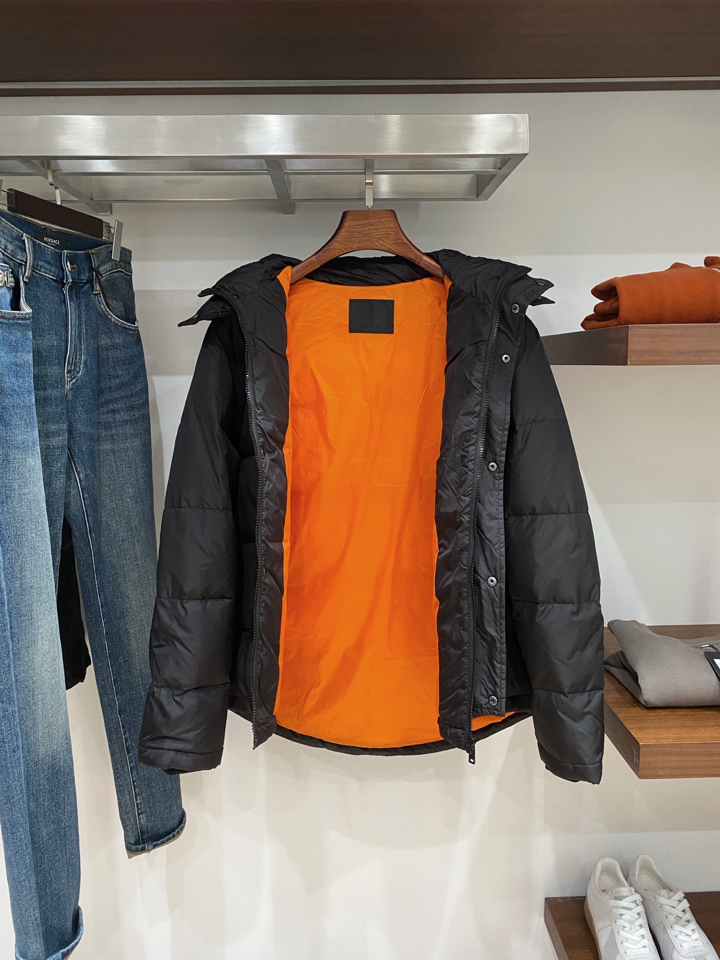 普拉达、2025最新款男士轻薄羽绒服、面料柔软舒适 ．上身版型超赞 ．拉链．辅料都是客供 、进口面料，轻