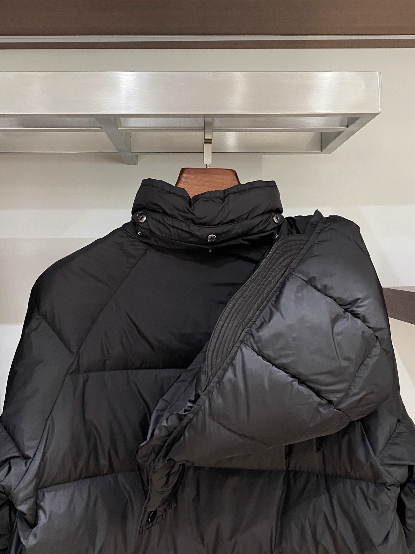 普拉达、2025最新款男士轻薄羽绒服、面料柔软舒适 ．上身版型超赞 ．拉链．辅料都是客供 、进口面料，轻