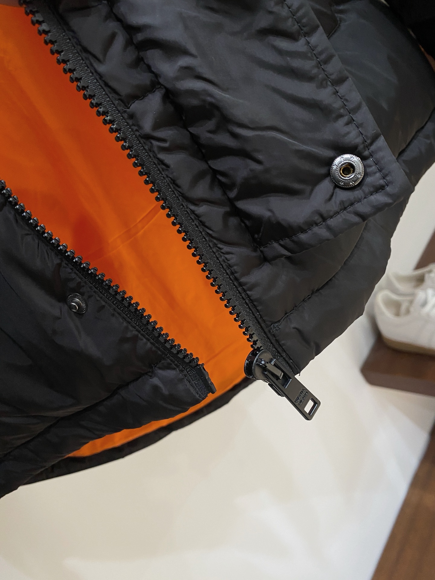 普拉达、2025最新款男士轻薄羽绒服、面料柔软舒适 ．上身版型超赞 ．拉链．辅料都是客供 、进口面料，轻