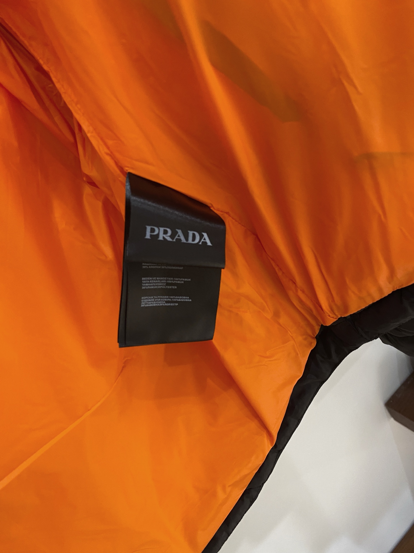 普拉达、2025最新款男士轻薄羽绒服、面料柔软舒适 ．上身版型超赞 ．拉链．辅料都是客供 、进口面料，轻