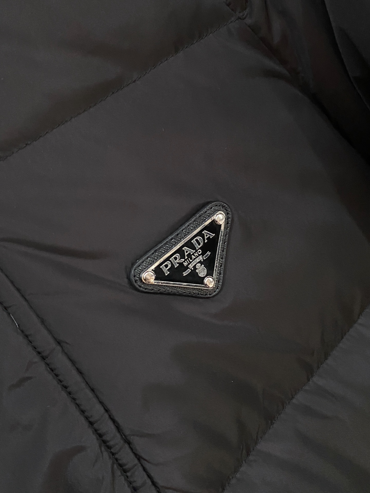 普拉达、2025最新款男士轻薄羽绒服、面料柔软舒适 ．上身版型超赞 ．拉链．辅料都是客供 、进口面料，轻