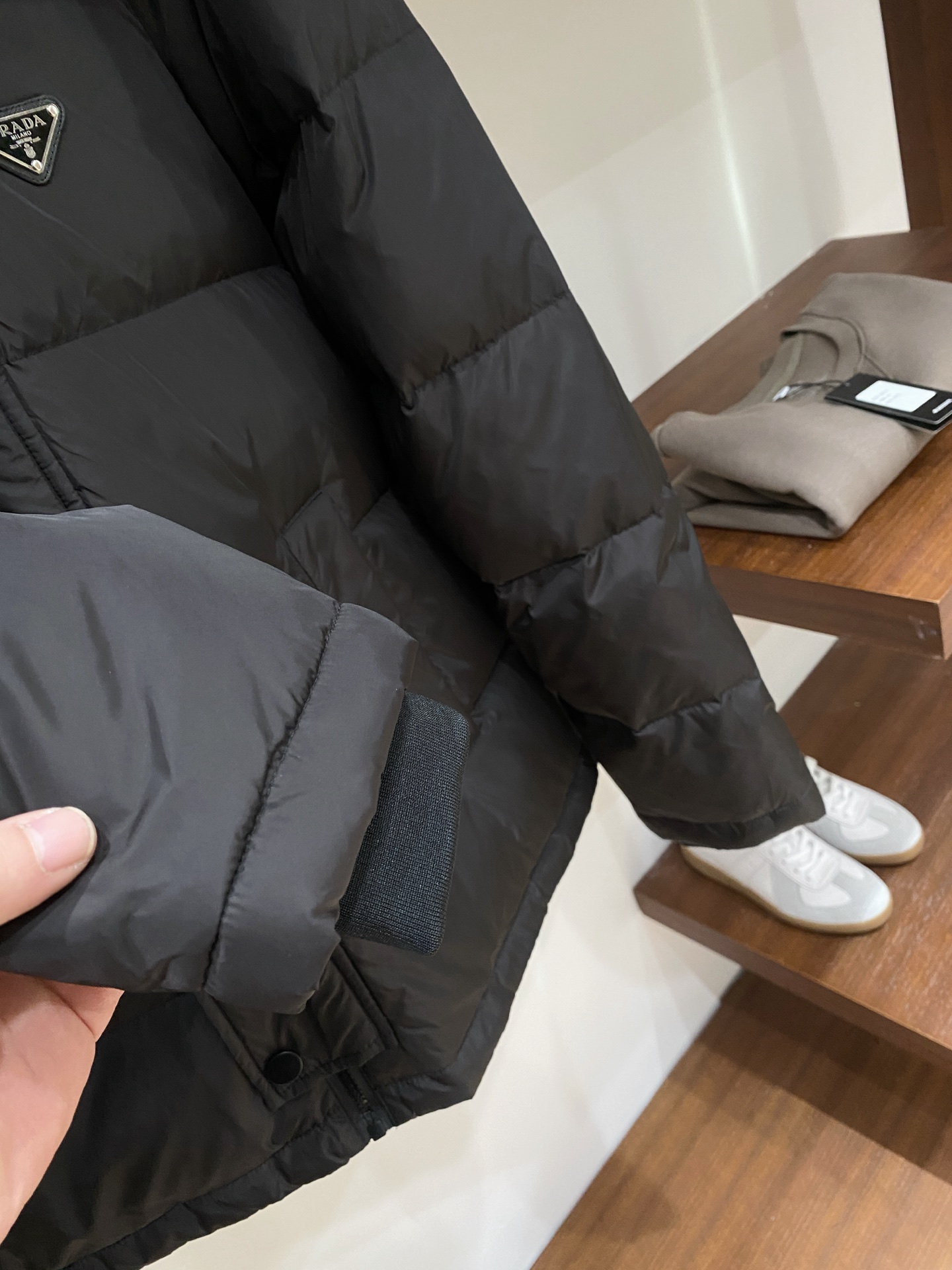 普拉达、2025最新款男士轻薄羽绒服、面料柔软舒适 ．上身版型超赞 ．拉链．辅料都是客供 、进口面料，轻