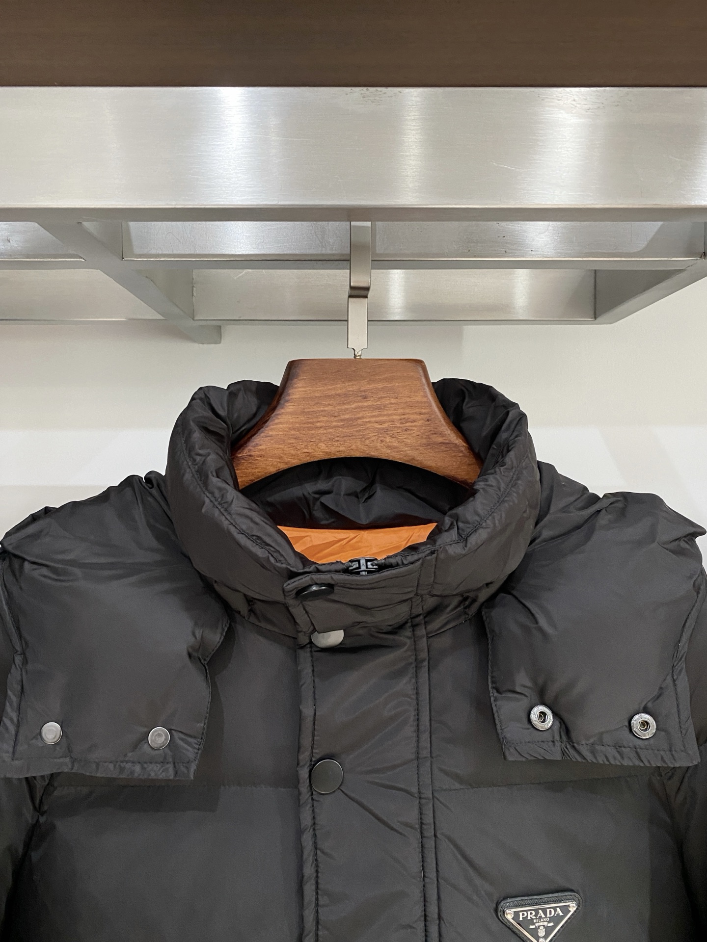 普拉达、2025最新款男士轻薄羽绒服、面料柔软舒适 ．上身版型超赞 ．拉链．辅料都是客供 、进口面料，轻