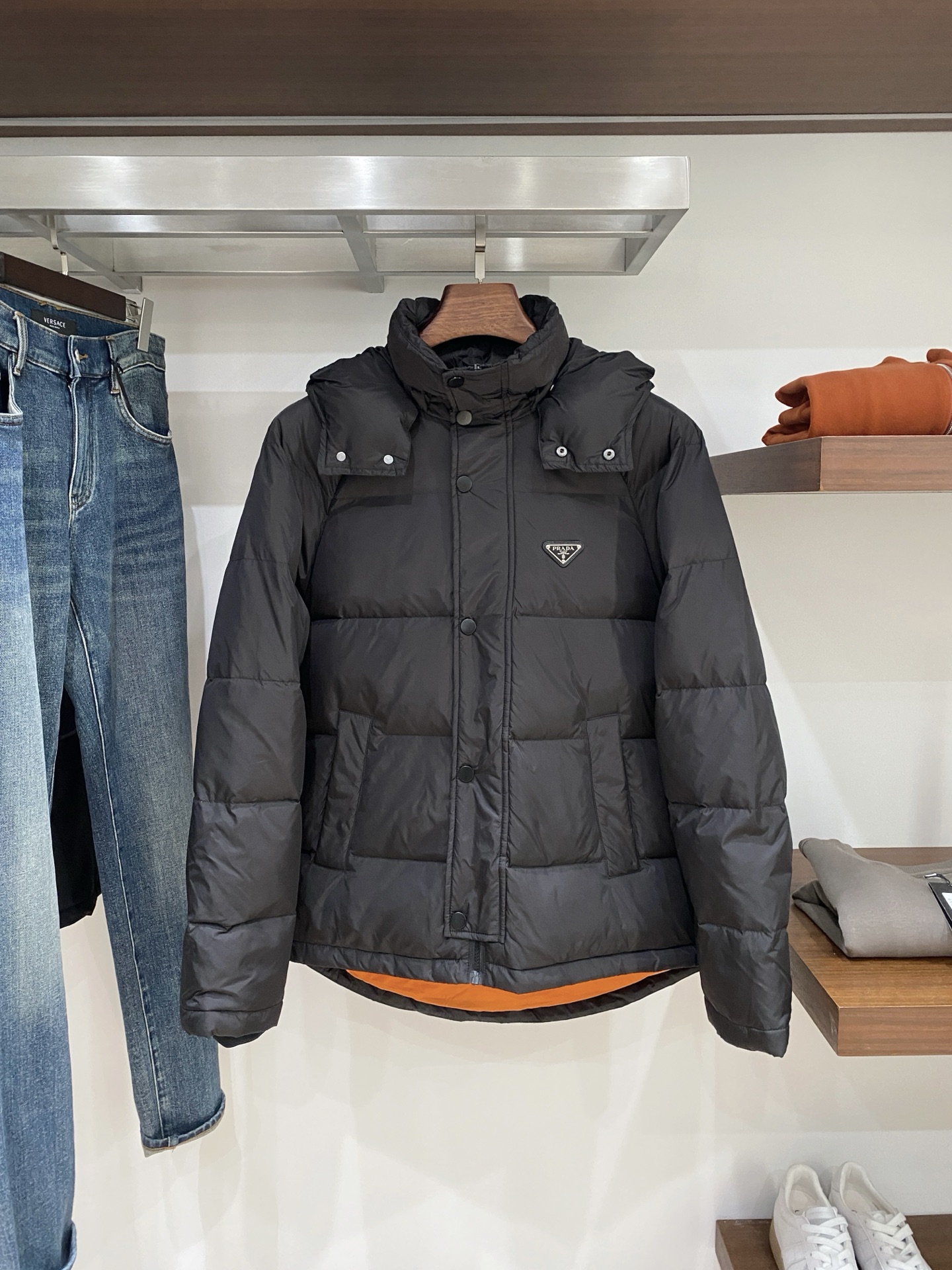 普拉达、2025最新款男士轻薄羽绒服、面料柔软舒适 ．上身版型超赞 ．拉链．辅料都是客供 、进口面料，轻