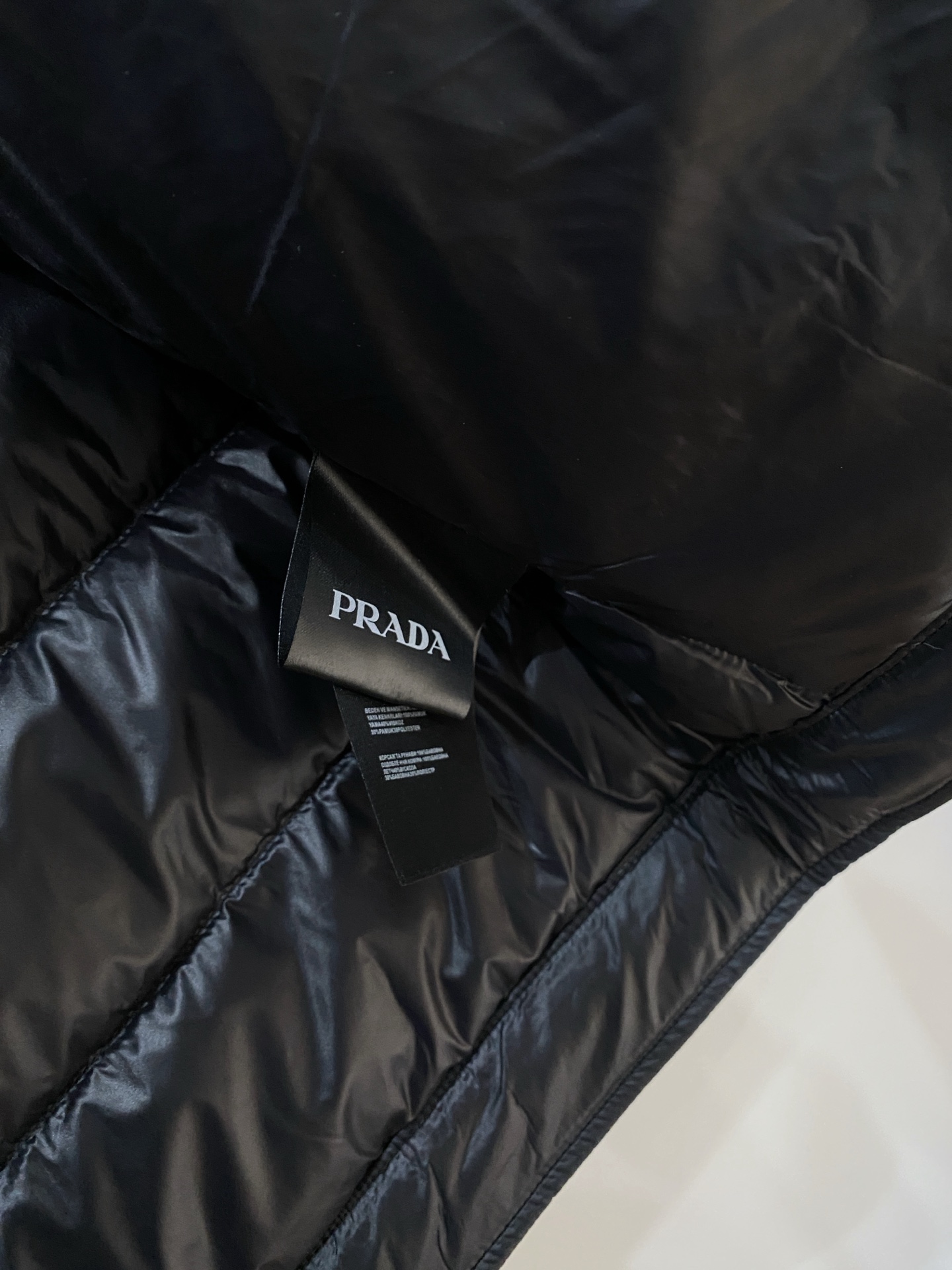 普拉达、2025最新款男士轻薄羽绒服、面料柔软舒适 ．上身版型超赞 ．拉链．辅料都是客供 、进口面料，轻