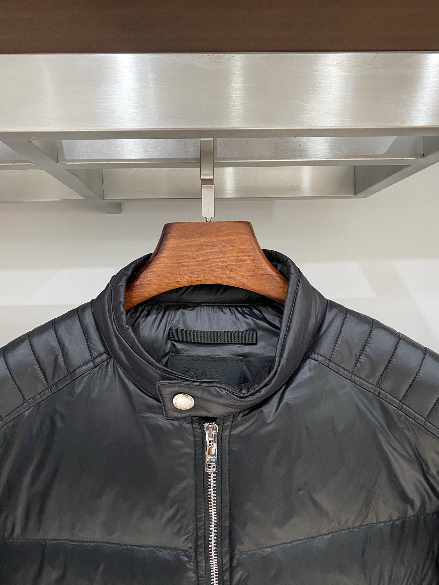 普拉达、2025最新款男士轻薄羽绒服、面料柔软舒适 ．上身版型超赞 ．拉链．辅料都是客供 、进口面料，轻