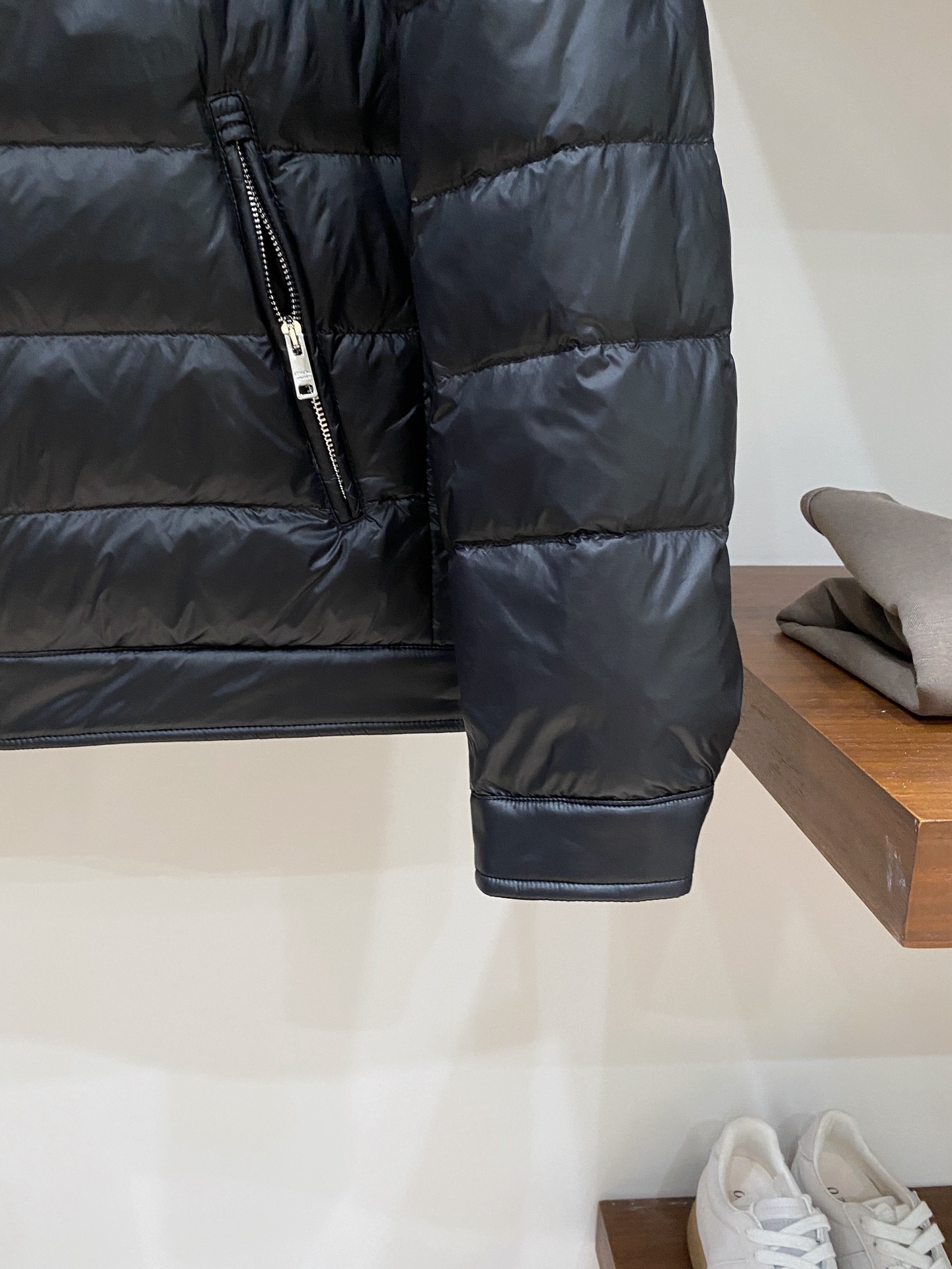 普拉达、2025最新款男士轻薄羽绒服、面料柔软舒适 ．上身版型超赞 ．拉链．辅料都是客供 、进口面料，轻