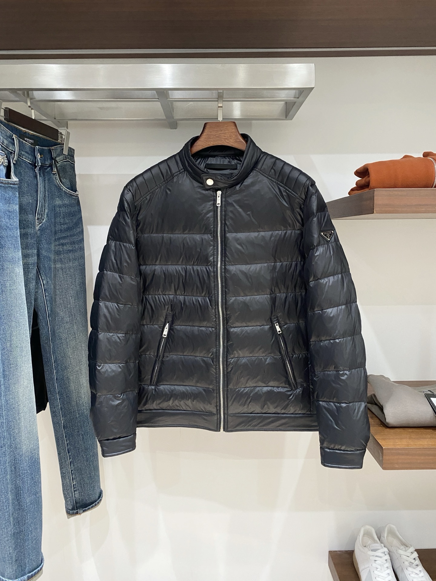 普拉达、2025最新款男士轻薄羽绒服、面料柔软舒适 ．上身版型超赞 ．拉链．辅料都是客供 、进口面料，轻