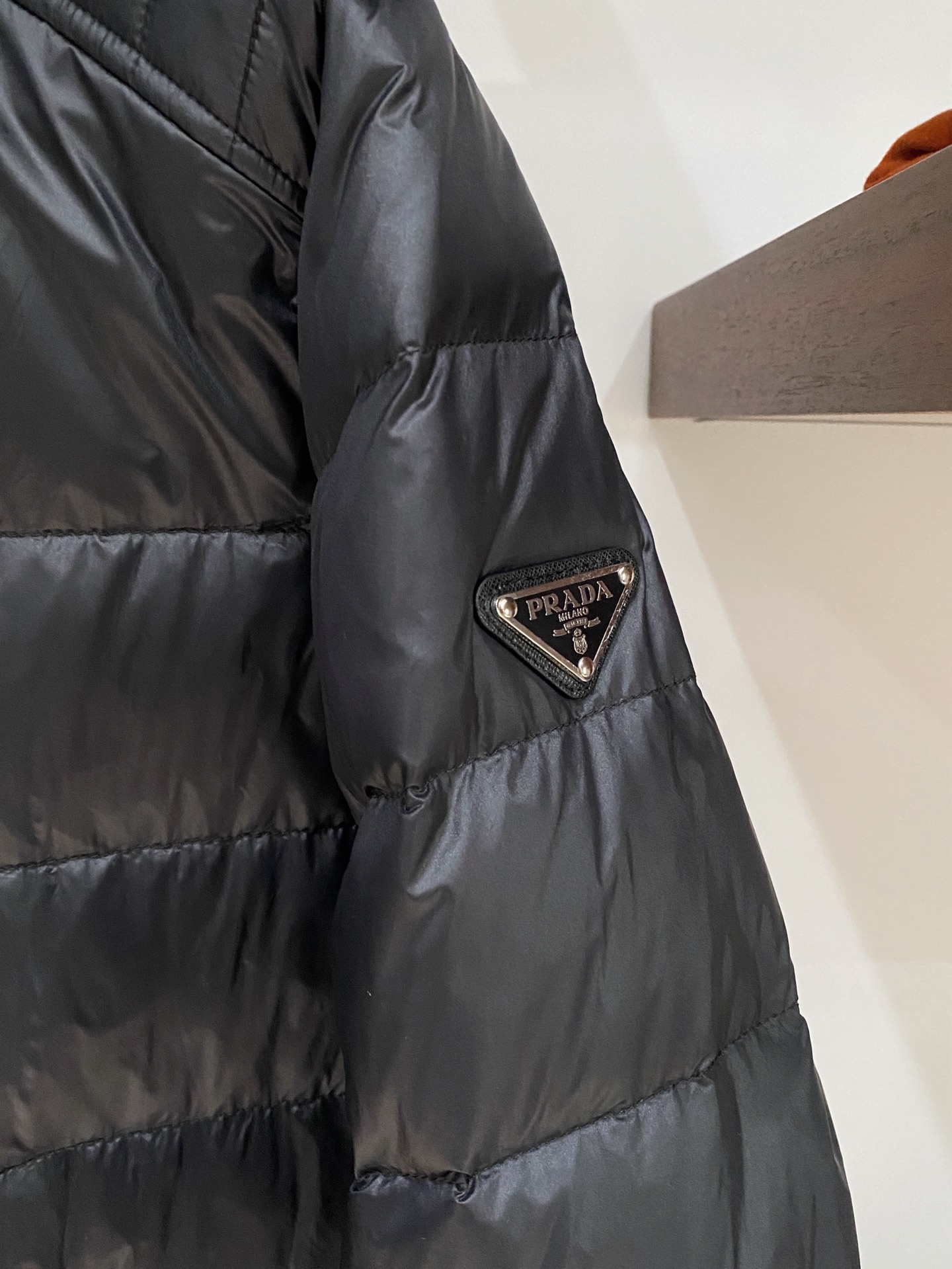 普拉达、2025最新款男士轻薄羽绒服、面料柔软舒适 ．上身版型超赞 ．拉链．辅料都是客供 、进口面料，轻