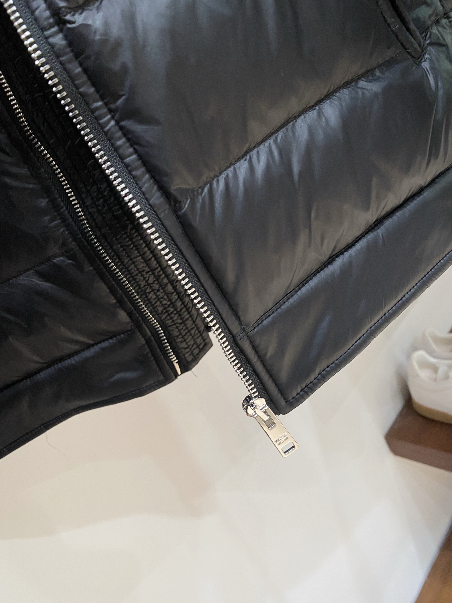 普拉达、2025最新款男士轻薄羽绒服、面料柔软舒适 ．上身版型超赞 ．拉链．辅料都是客供 、进口面料，轻