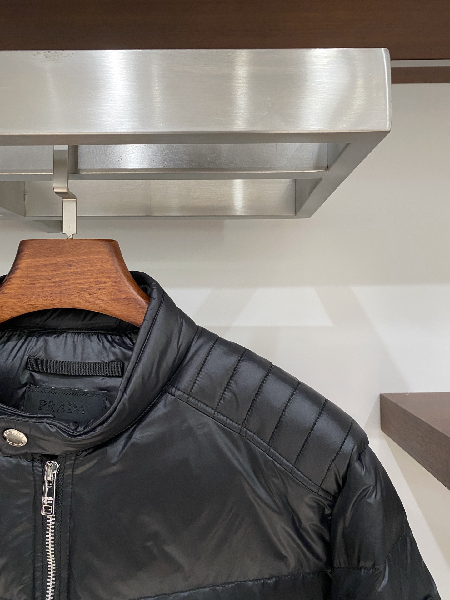 普拉达、2025最新款男士轻薄羽绒服、面料柔软舒适 ．上身版型超赞 ．拉链．辅料都是客供 、进口面料，轻