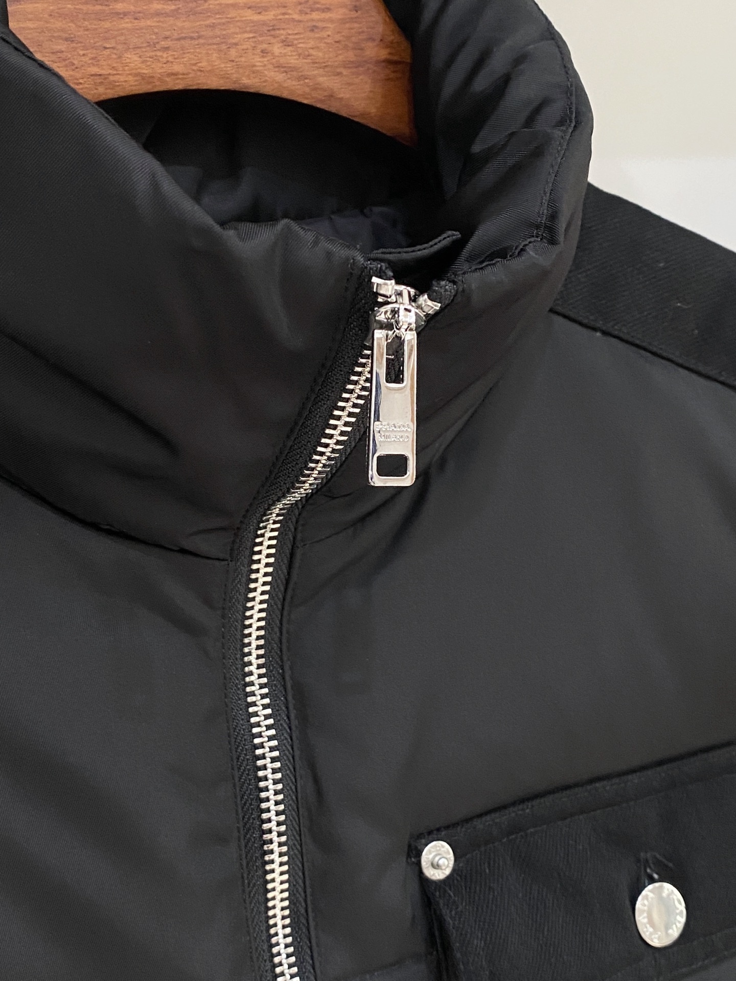 普拉达、2025最新款男士轻薄羽绒服、面料柔软舒适 ．上身版型超赞 ．拉链．辅料都是客供 、进口面料，轻