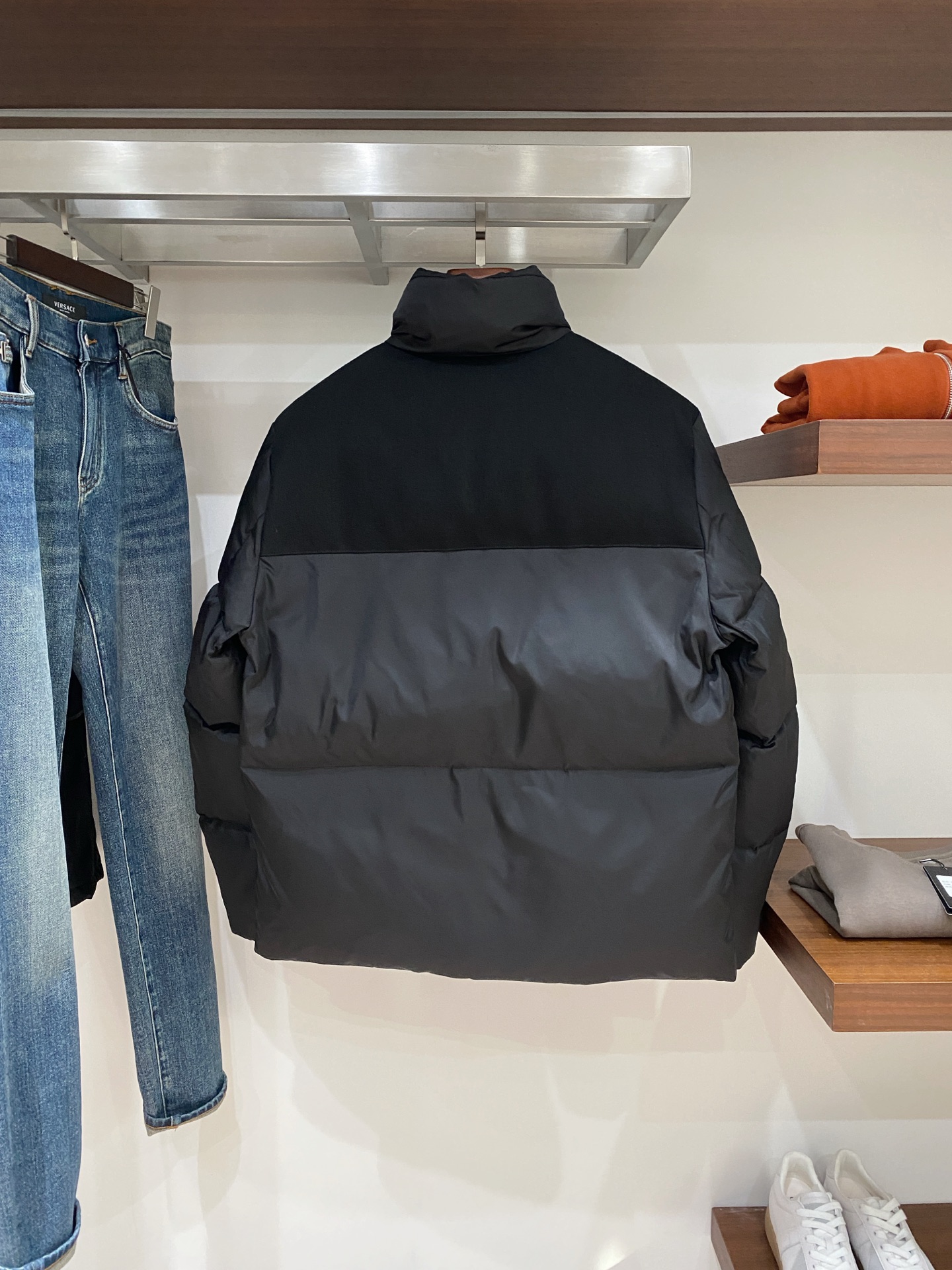 普拉达、2025最新款男士轻薄羽绒服、面料柔软舒适 ．上身版型超赞 ．拉链．辅料都是客供 、进口面料，轻