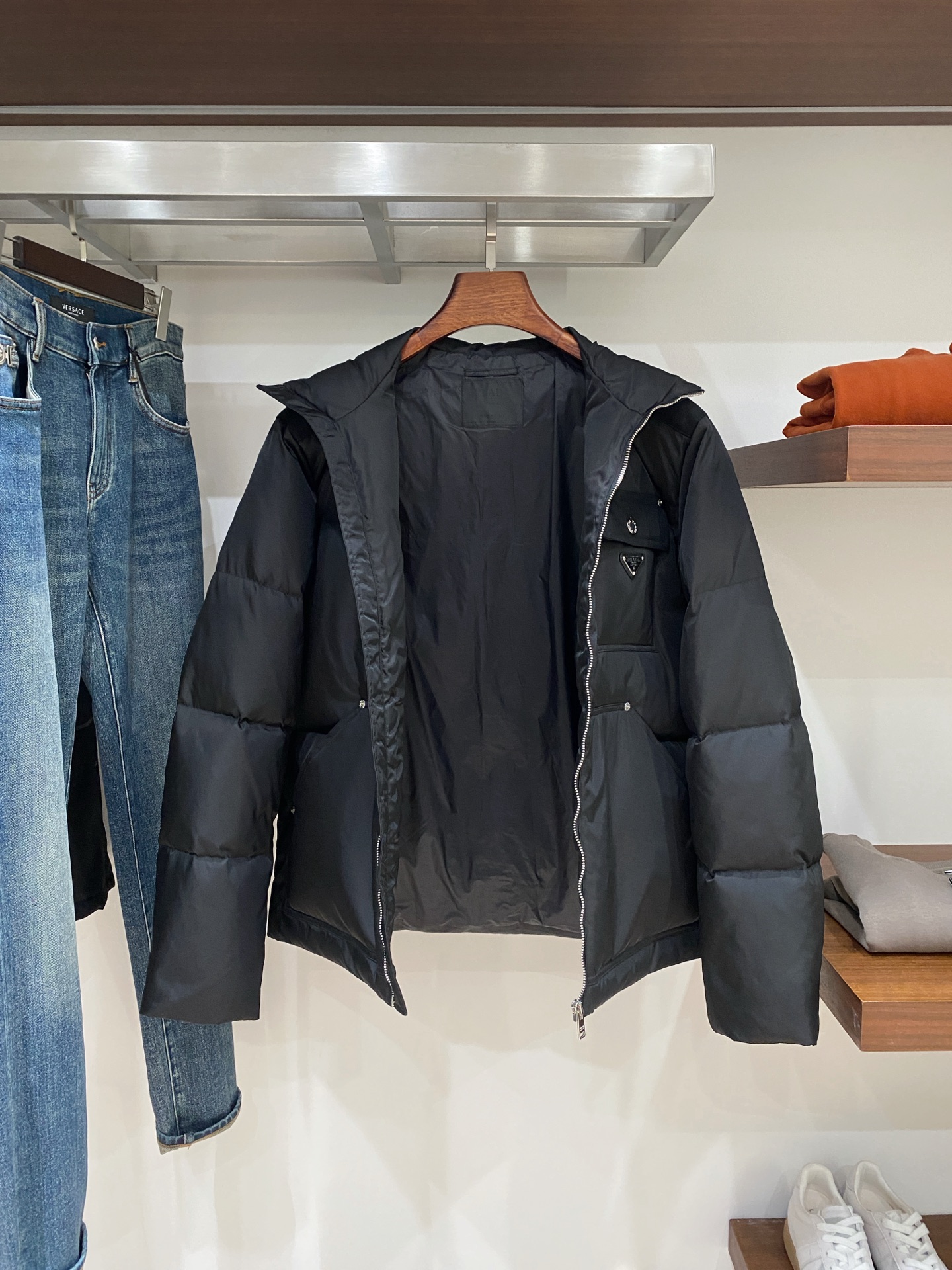 普拉达、2025最新款男士轻薄羽绒服、面料柔软舒适 ．上身版型超赞 ．拉链．辅料都是客供 、进口面料，轻