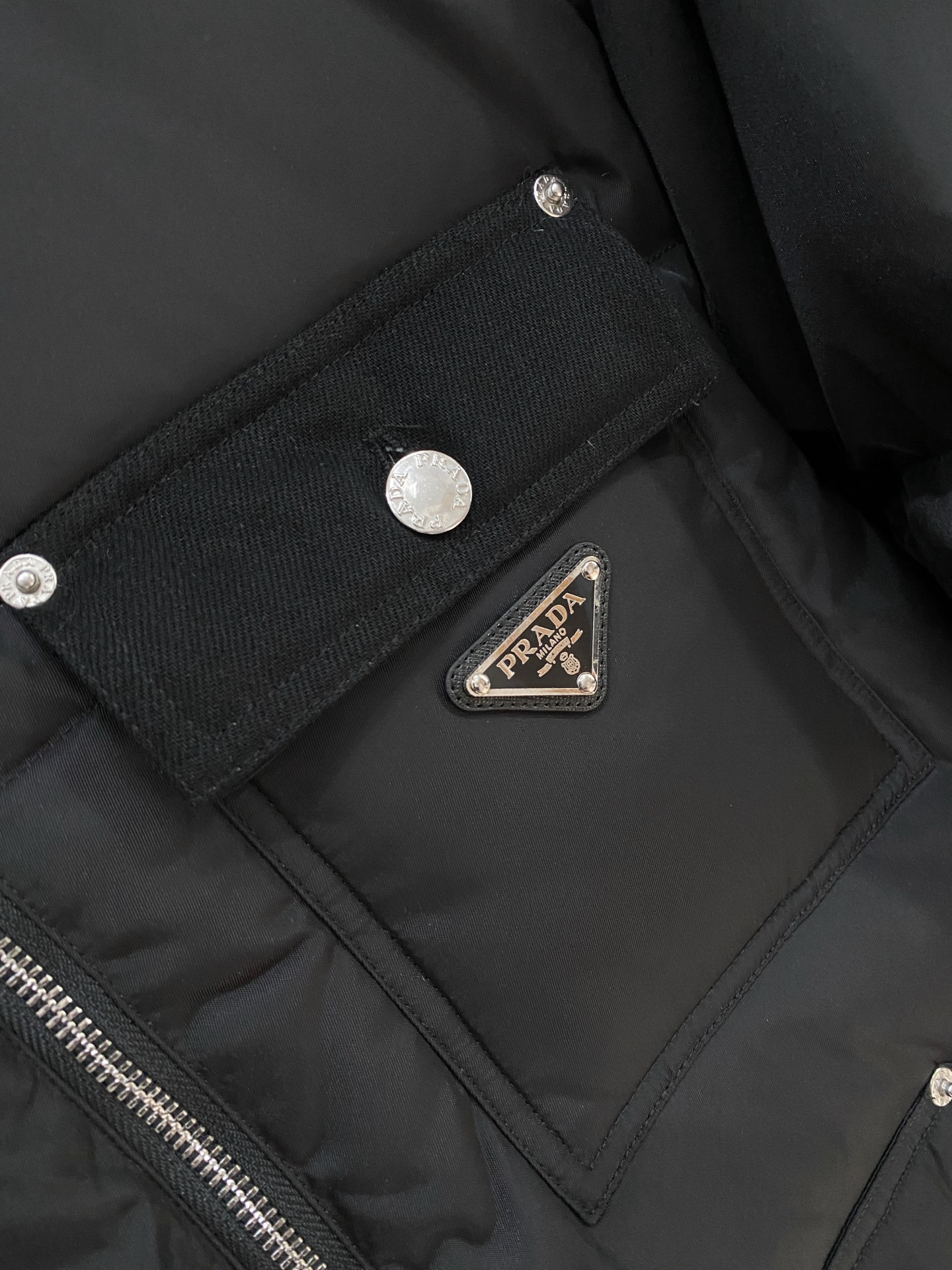 普拉达、2025最新款男士轻薄羽绒服、面料柔软舒适 ．上身版型超赞 ．拉链．辅料都是客供 、进口面料，轻