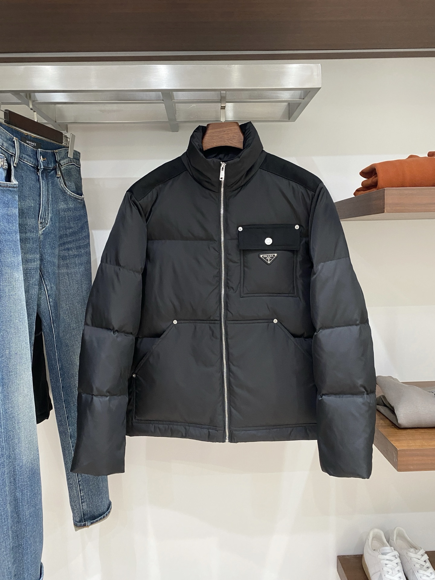 普拉达、2025最新款男士轻薄羽绒服、面料柔软舒适 ．上身版型超赞 ．拉链．辅料都是客供 、进口面料，轻