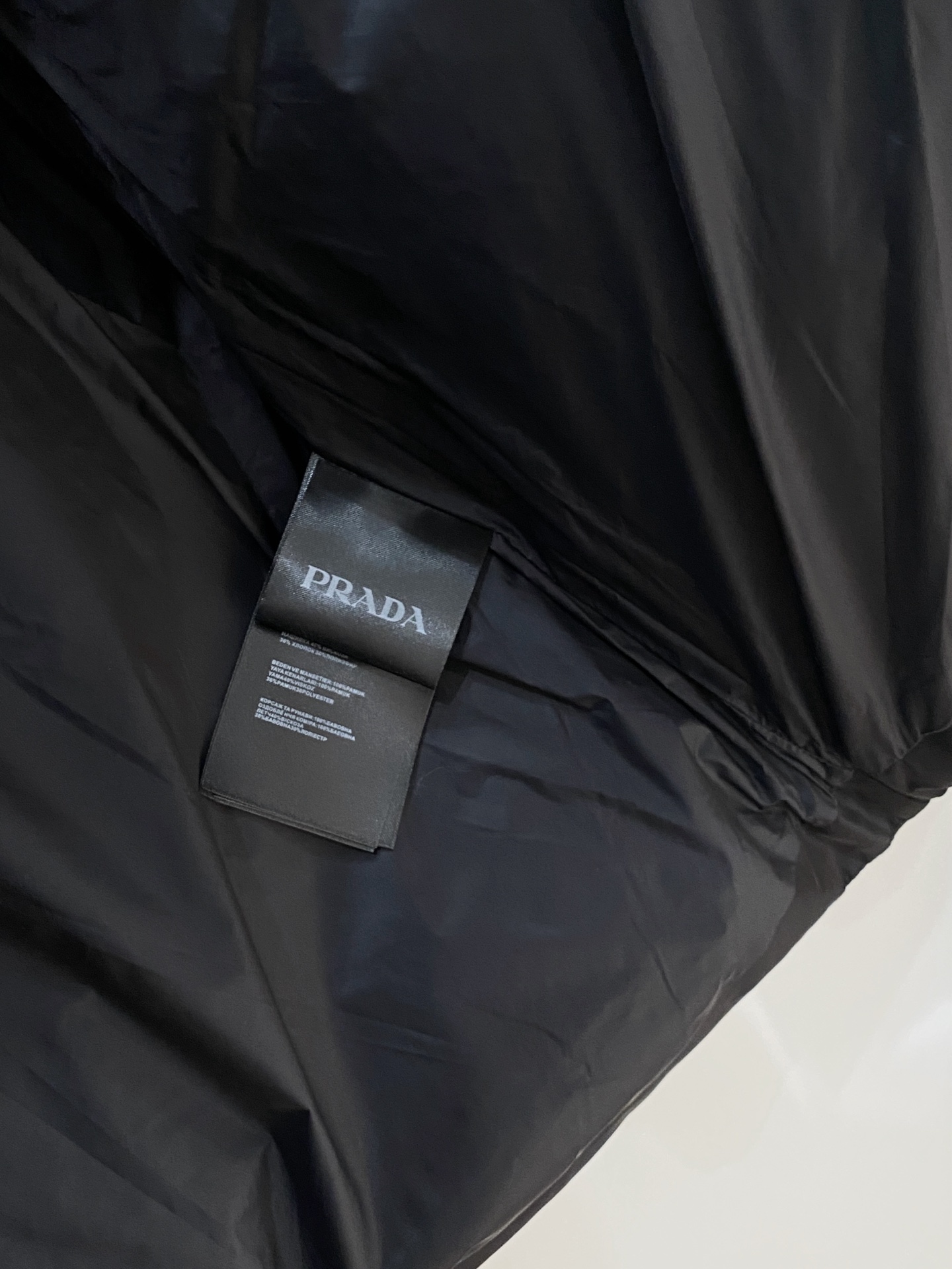 普拉达、2025最新款男士轻薄羽绒服、面料柔软舒适 ．上身版型超赞 ．拉链．辅料都是客供 、进口面料，轻