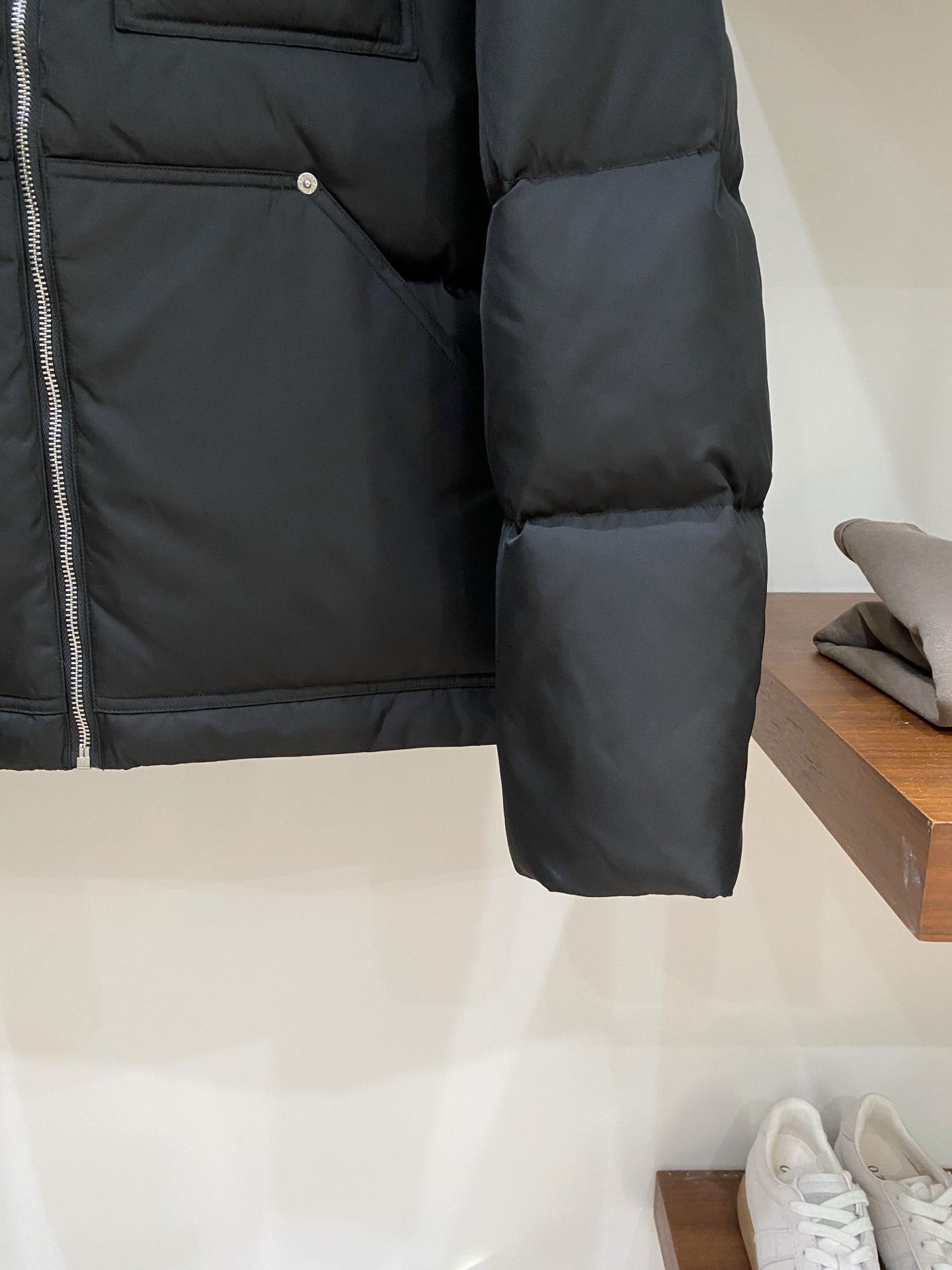 普拉达、2025最新款男士轻薄羽绒服、面料柔软舒适 ．上身版型超赞 ．拉链．辅料都是客供 、进口面料，轻