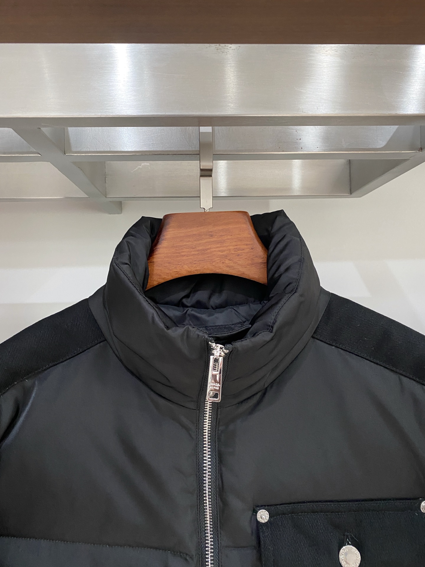 普拉达、2025最新款男士轻薄羽绒服、面料柔软舒适 ．上身版型超赞 ．拉链．辅料都是客供 、进口面料，轻