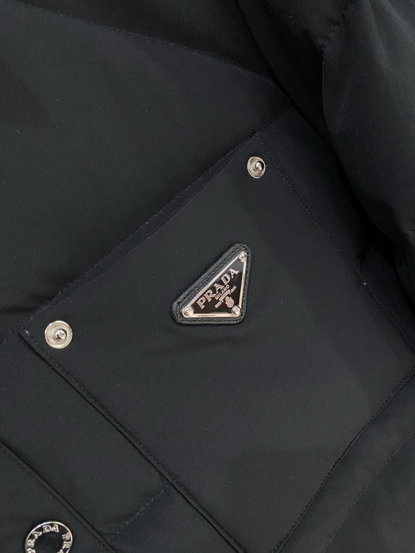 普拉达、2025最新款男士轻薄羽绒服、面料柔软舒适 ．上身版型超赞 ．拉链．辅料都是客供 、进口面料，轻