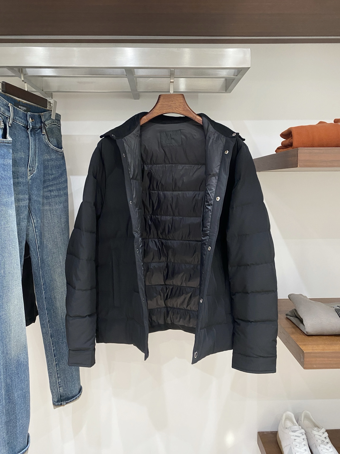 普拉达、2025最新款男士轻薄羽绒服、面料柔软舒适 ．上身版型超赞 ．拉链．辅料都是客供 、进口面料，轻