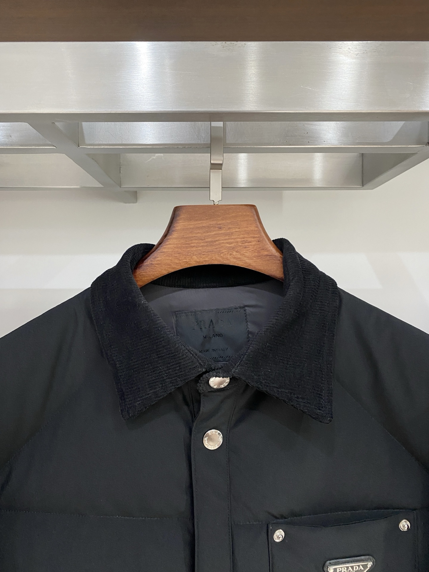 普拉达、2025最新款男士轻薄羽绒服、面料柔软舒适 ．上身版型超赞 ．拉链．辅料都是客供 、进口面料，轻