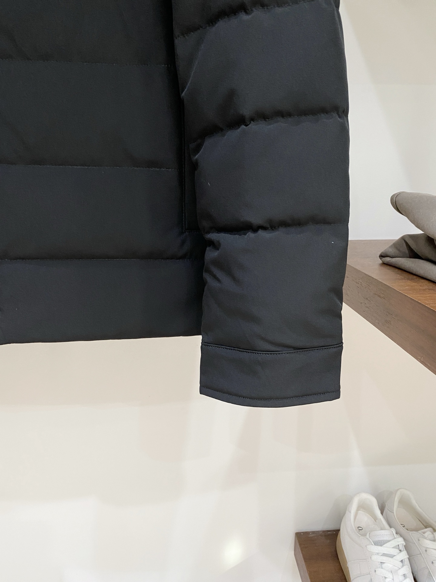 普拉达、2025最新款男士轻薄羽绒服、面料柔软舒适 ．上身版型超赞 ．拉链．辅料都是客供 、进口面料，轻