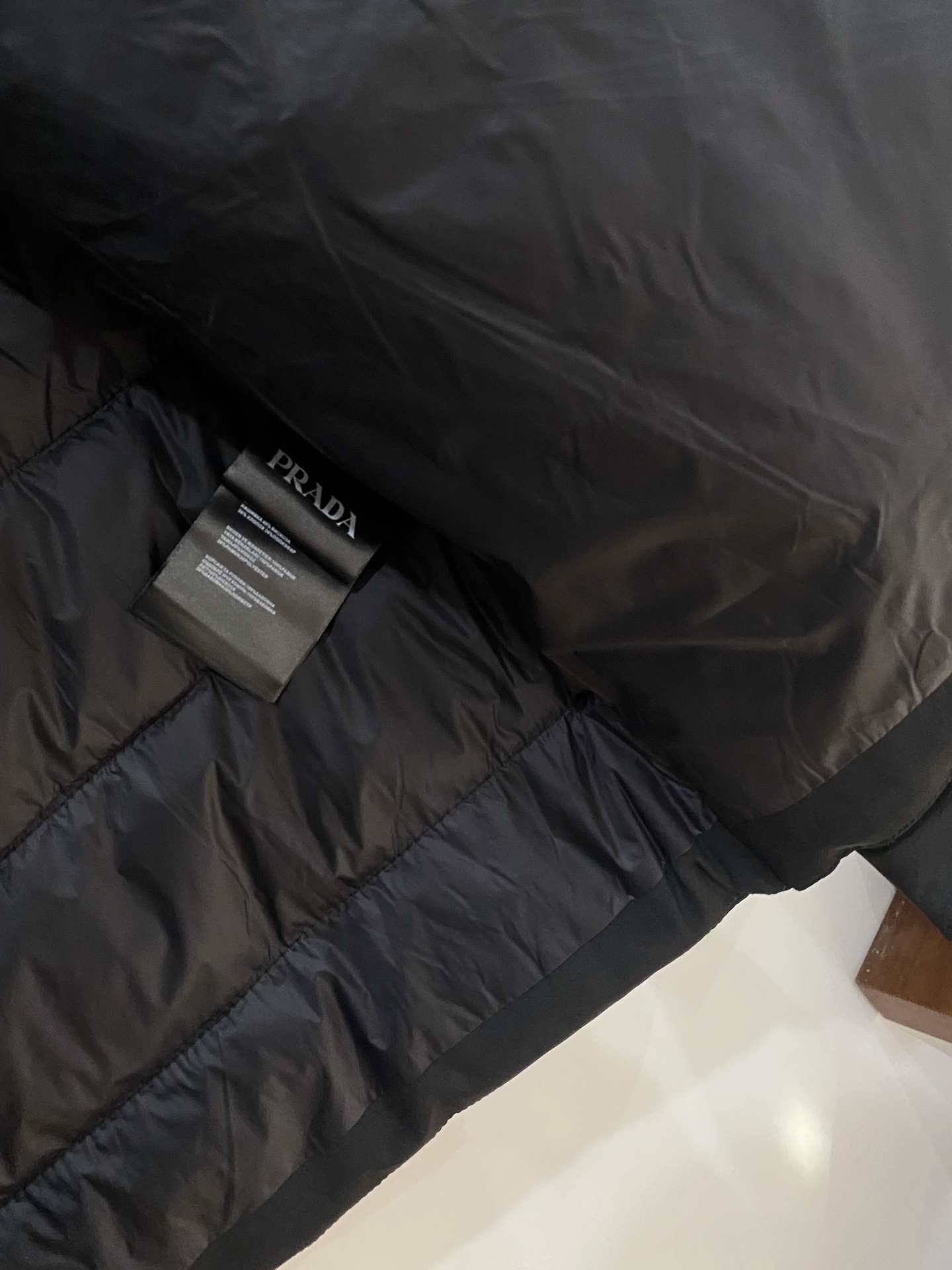 普拉达、2025最新款男士轻薄羽绒服、面料柔软舒适 ．上身版型超赞 ．拉链．辅料都是客供 、进口面料，轻
