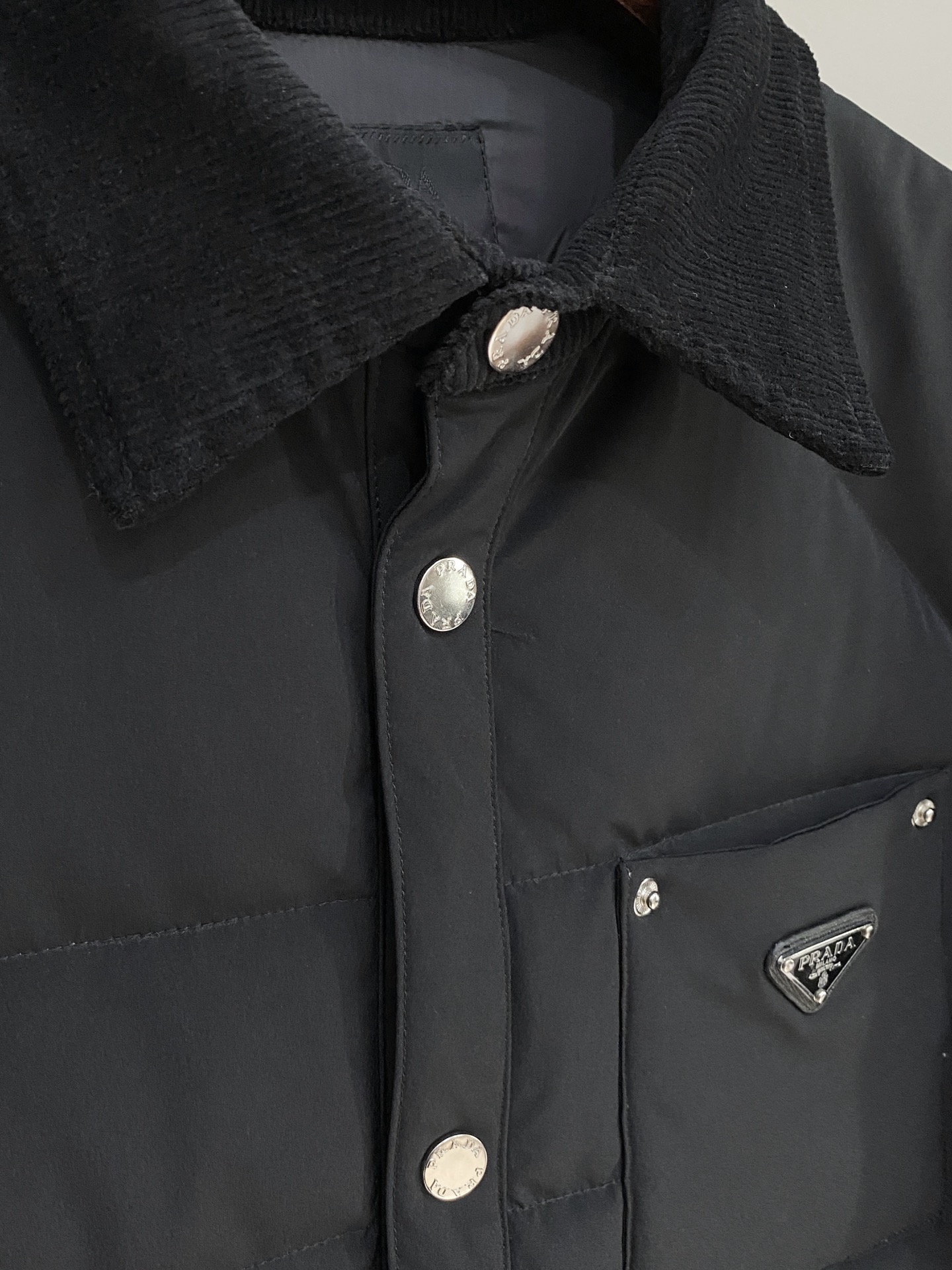 普拉达、2025最新款男士轻薄羽绒服、面料柔软舒适 ．上身版型超赞 ．拉链．辅料都是客供 、进口面料，轻