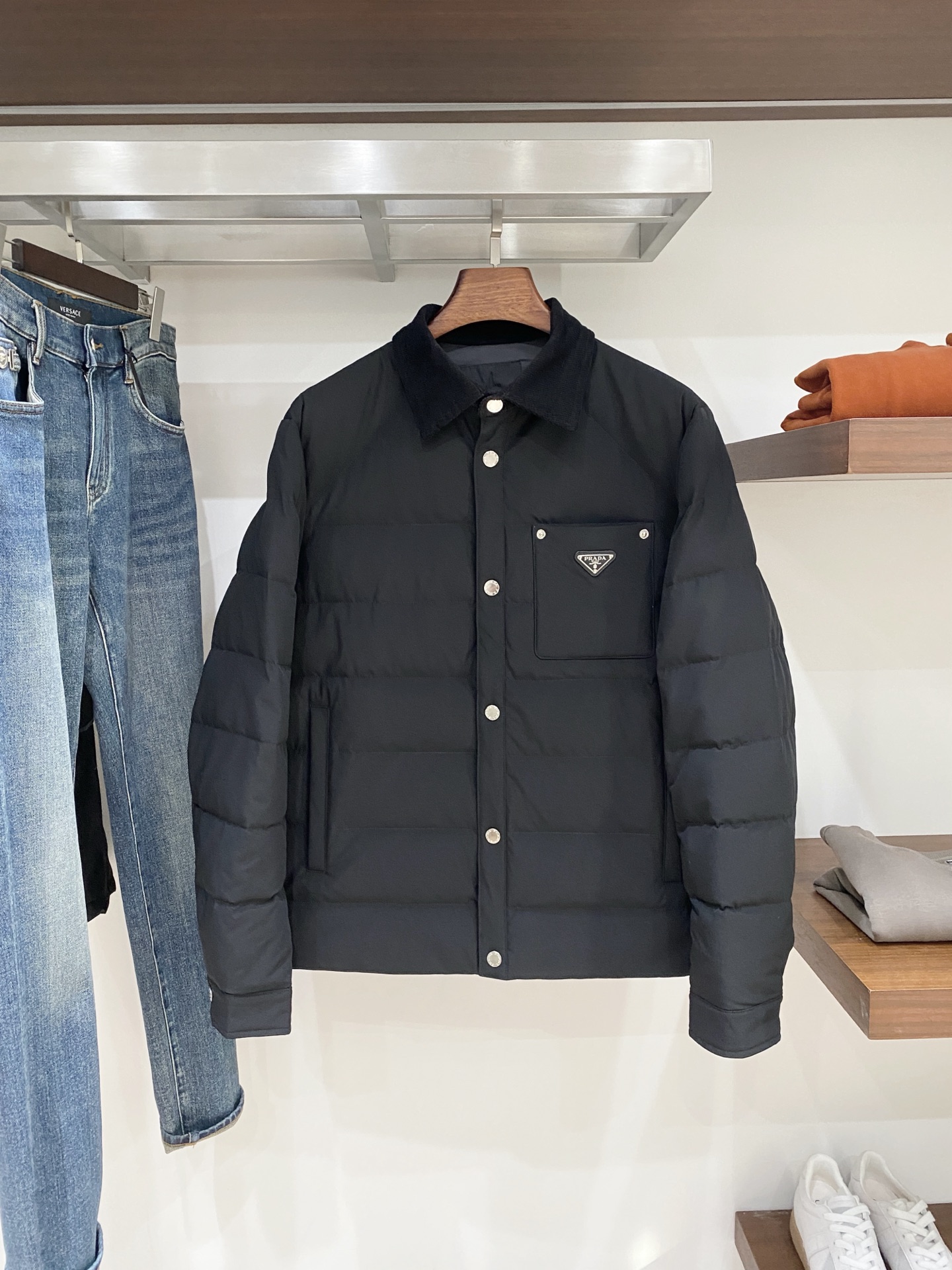 普拉达、2025最新款男士轻薄羽绒服、面料柔软舒适 ．上身版型超赞 ．拉链．辅料都是客供 、进口面料，轻