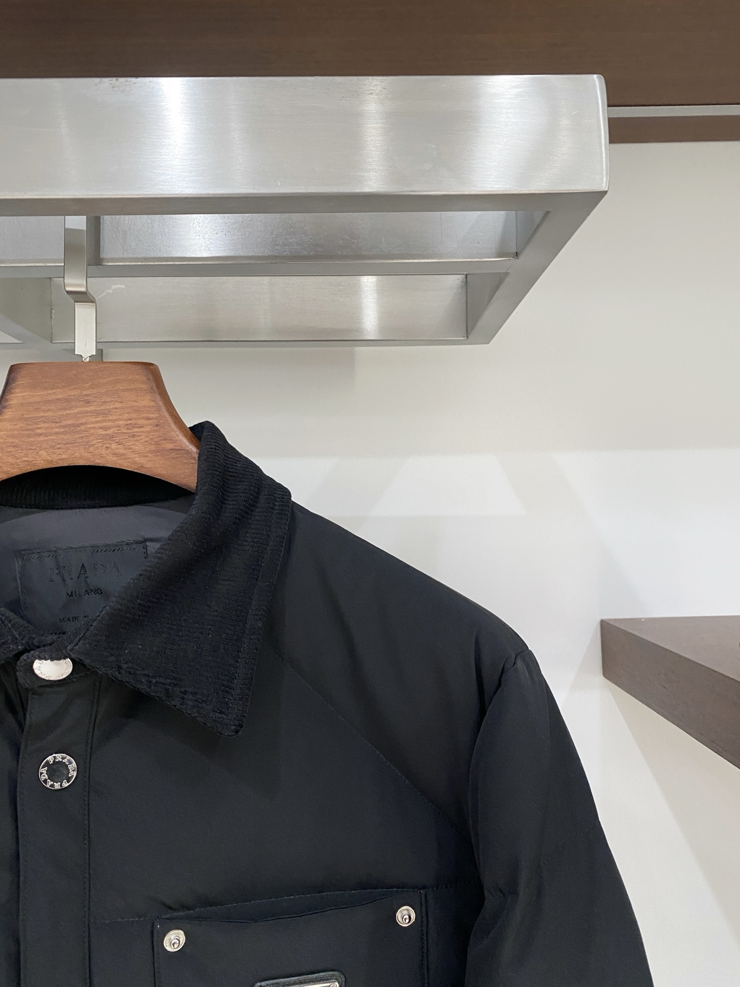 普拉达、2025最新款男士轻薄羽绒服、面料柔软舒适 ．上身版型超赞 ．拉链．辅料都是客供 、进口面料，轻