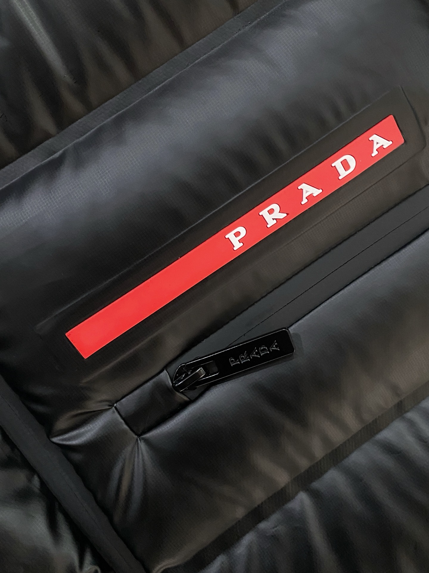 普拉达、2025最新款男士轻薄羽绒马甲、面料柔软舒适 ．上身版型超赞 ．拉链．辅料都是客供 、进口面料，