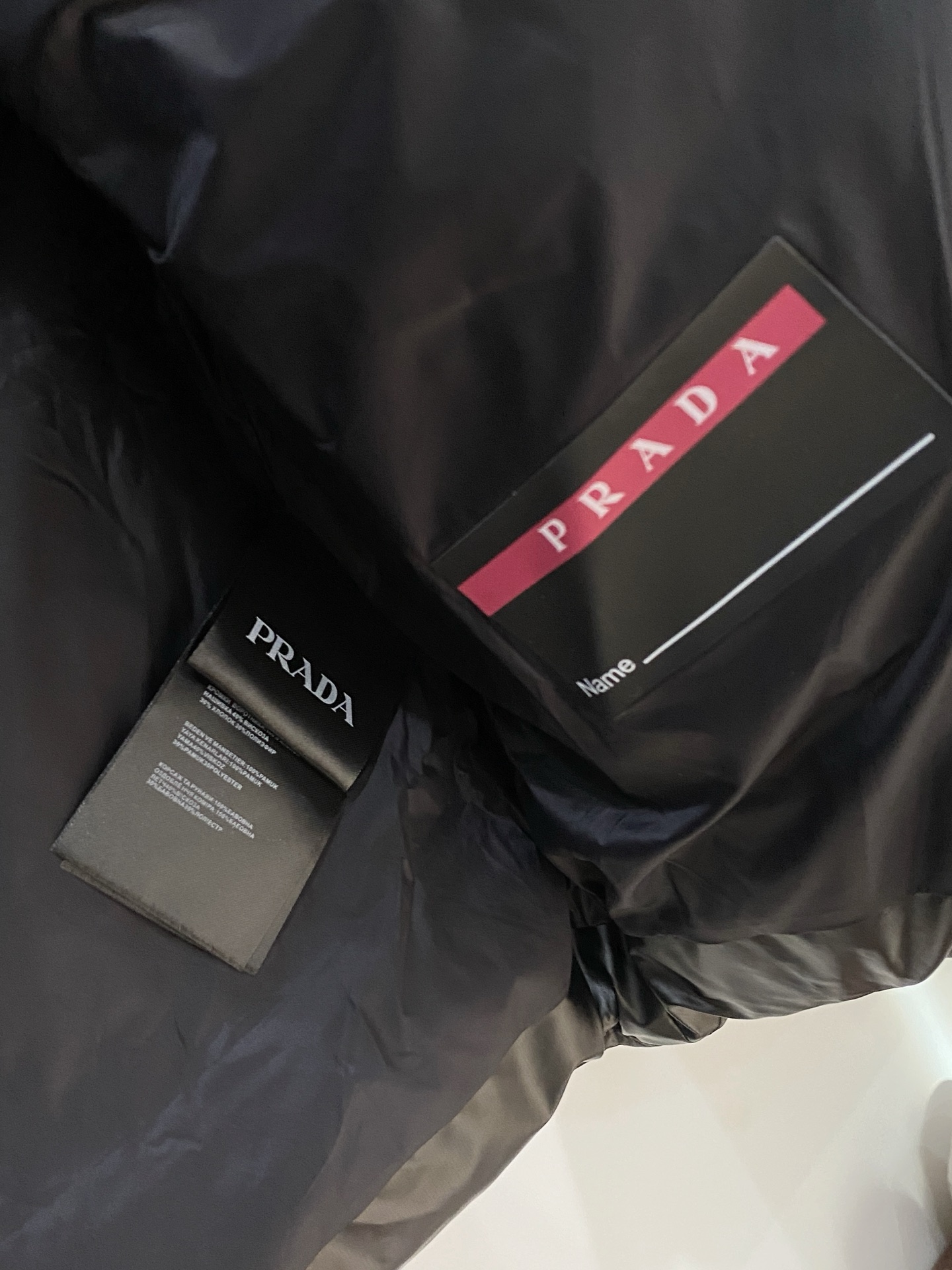 普拉达、2025最新款男士轻薄羽绒马甲、面料柔软舒适 ．上身版型超赞 ．拉链．辅料都是客供 、进口面料，