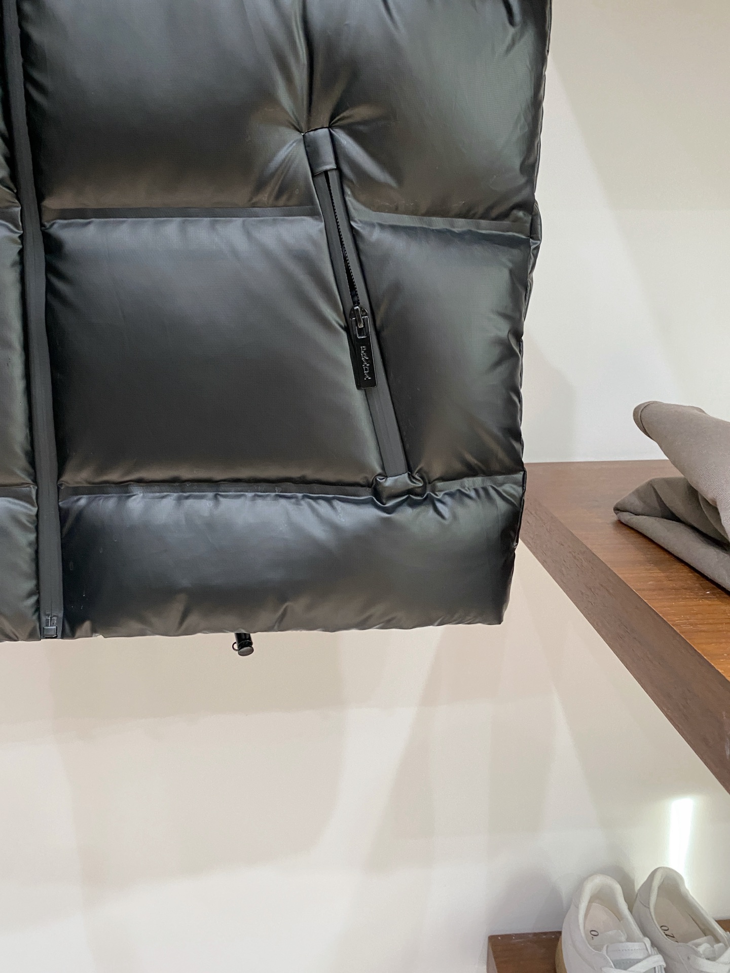 普拉达、2025最新款男士轻薄羽绒马甲、面料柔软舒适 ．上身版型超赞 ．拉链．辅料都是客供 、进口面料，