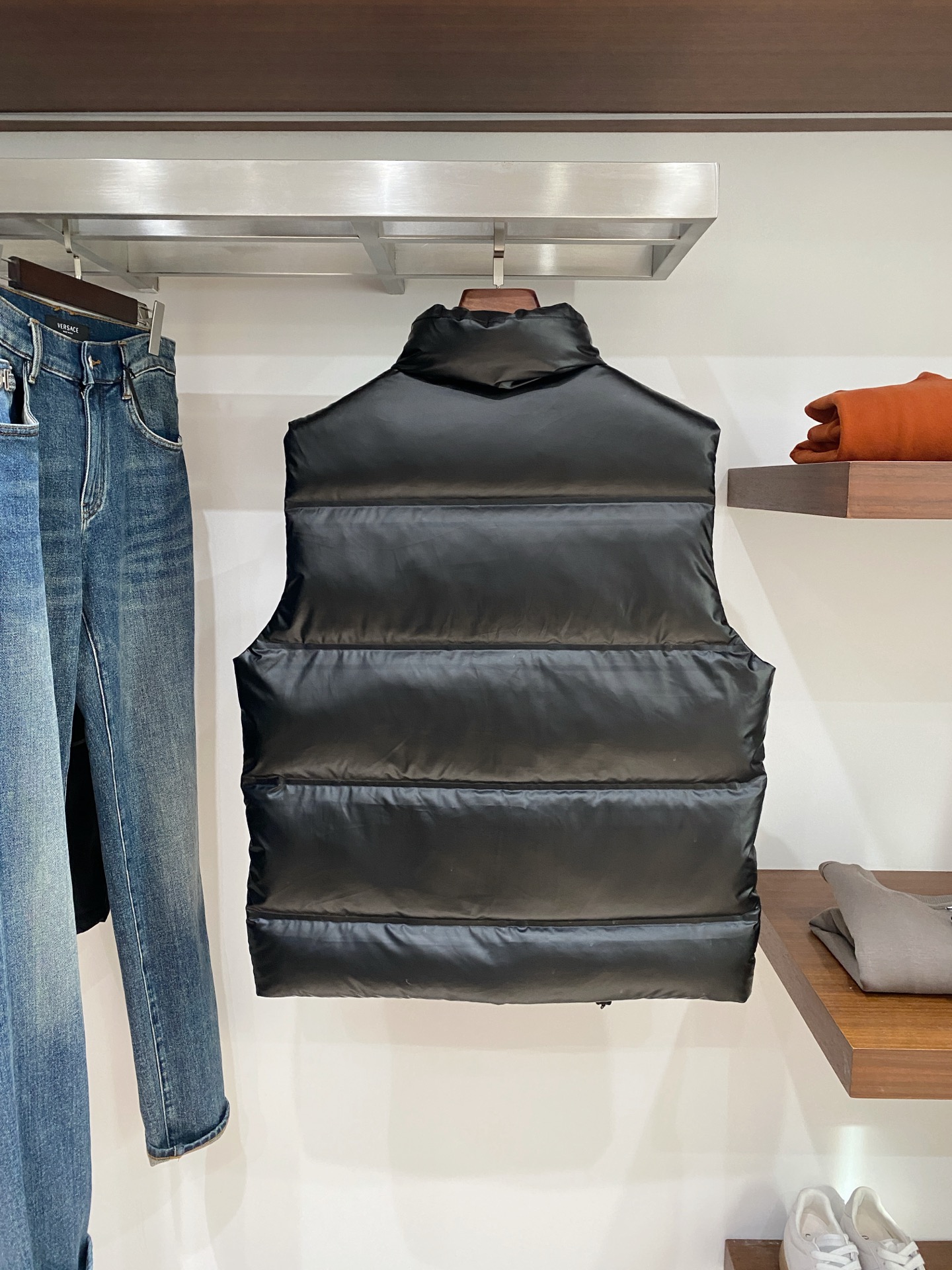 普拉达、2025最新款男士轻薄羽绒马甲、面料柔软舒适 ．上身版型超赞 ．拉链．辅料都是客供 、进口面料，