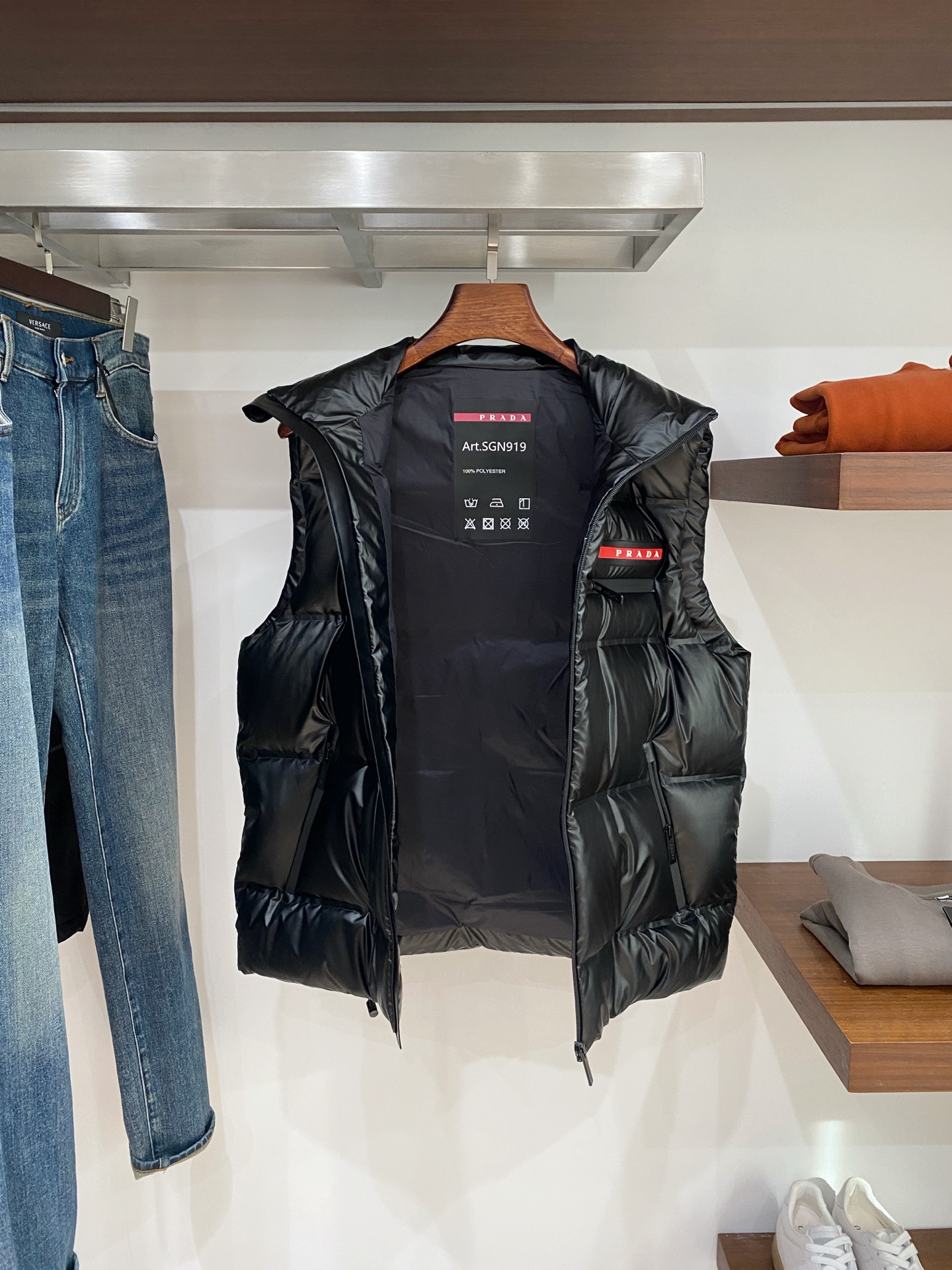 普拉达、2025最新款男士轻薄羽绒马甲、面料柔软舒适 ．上身版型超赞 ．拉链．辅料都是客供 、进口面料，