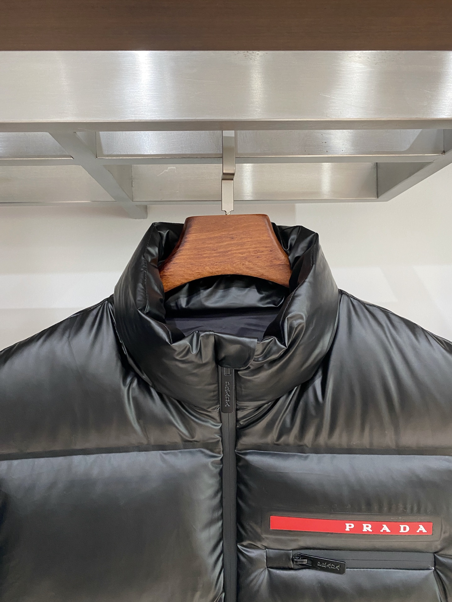 普拉达、2025最新款男士轻薄羽绒马甲、面料柔软舒适 ．上身版型超赞 ．拉链．辅料都是客供 、进口面料，